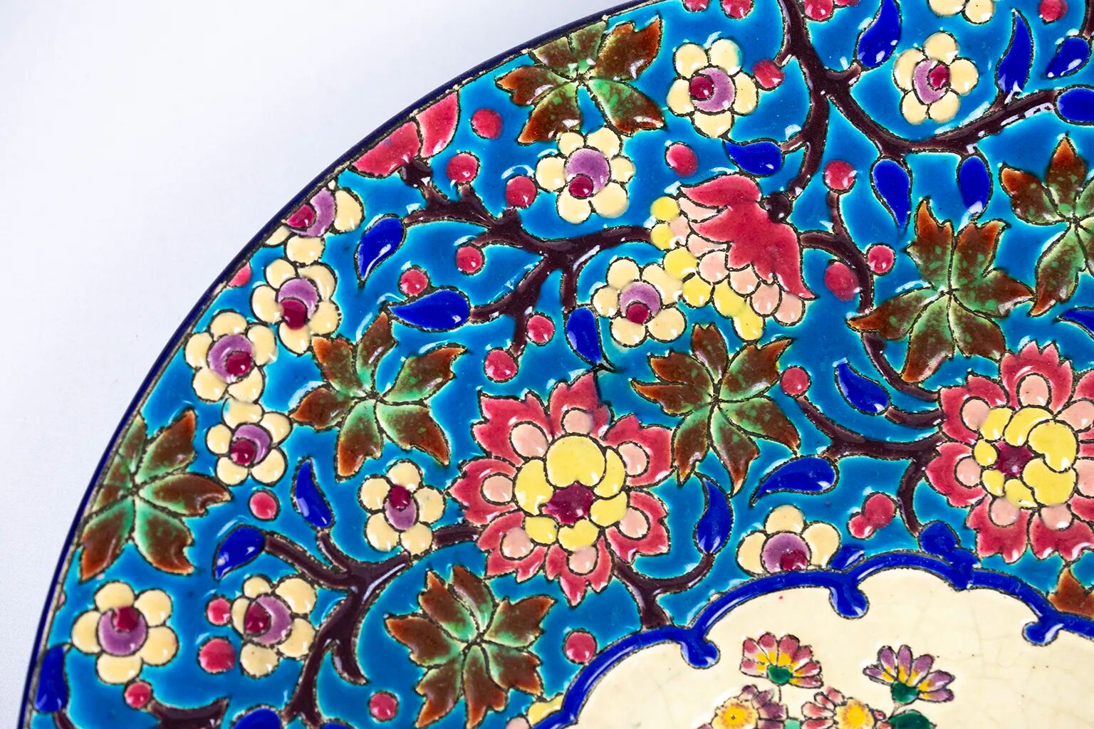 Plat en émaux de Longwy – Décor d’oiseaux et fleurs polychromes – 1950
