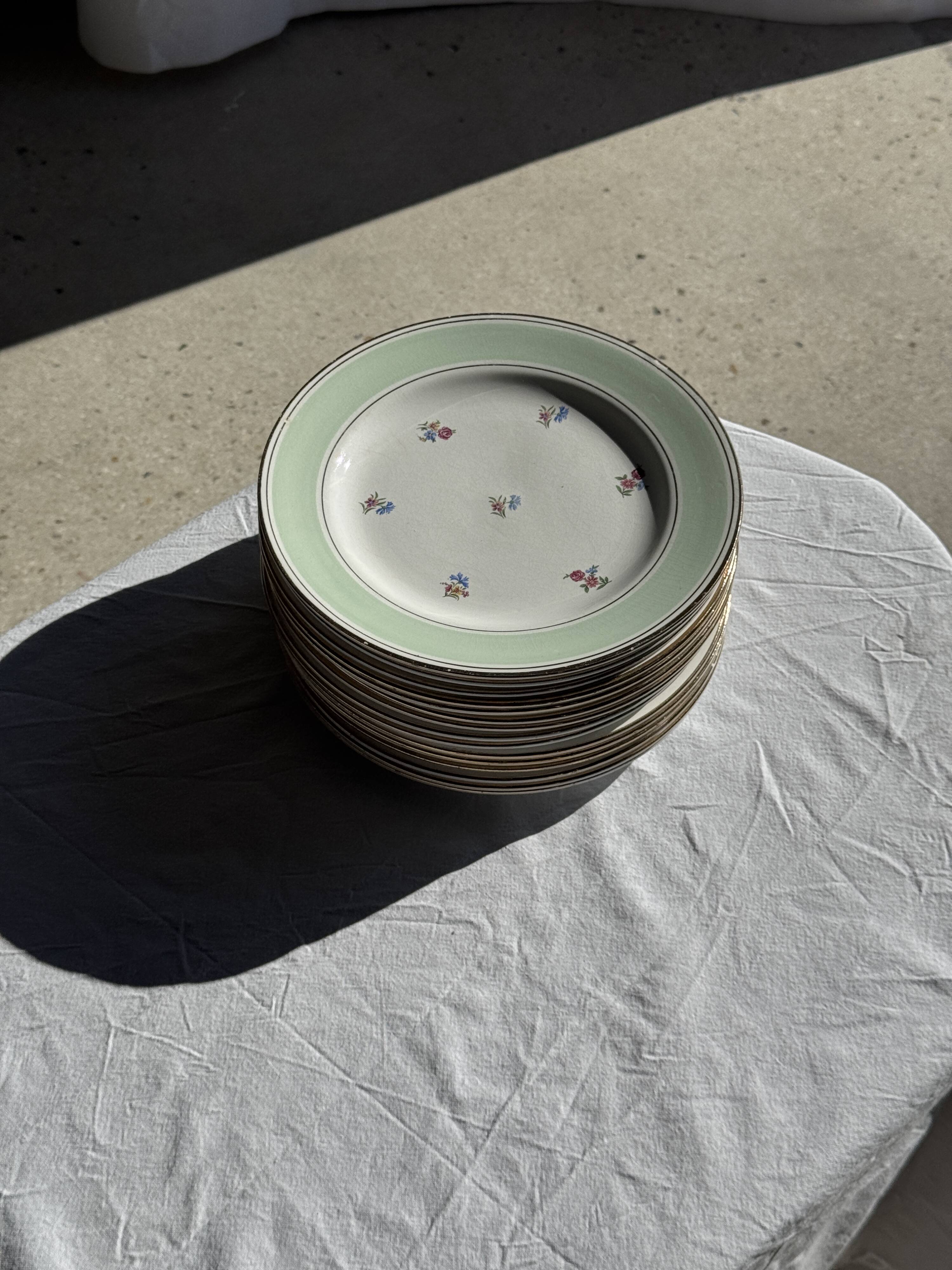 Set of 15 vintage turquoise dinner plates with gold trim and pink flowers D23.