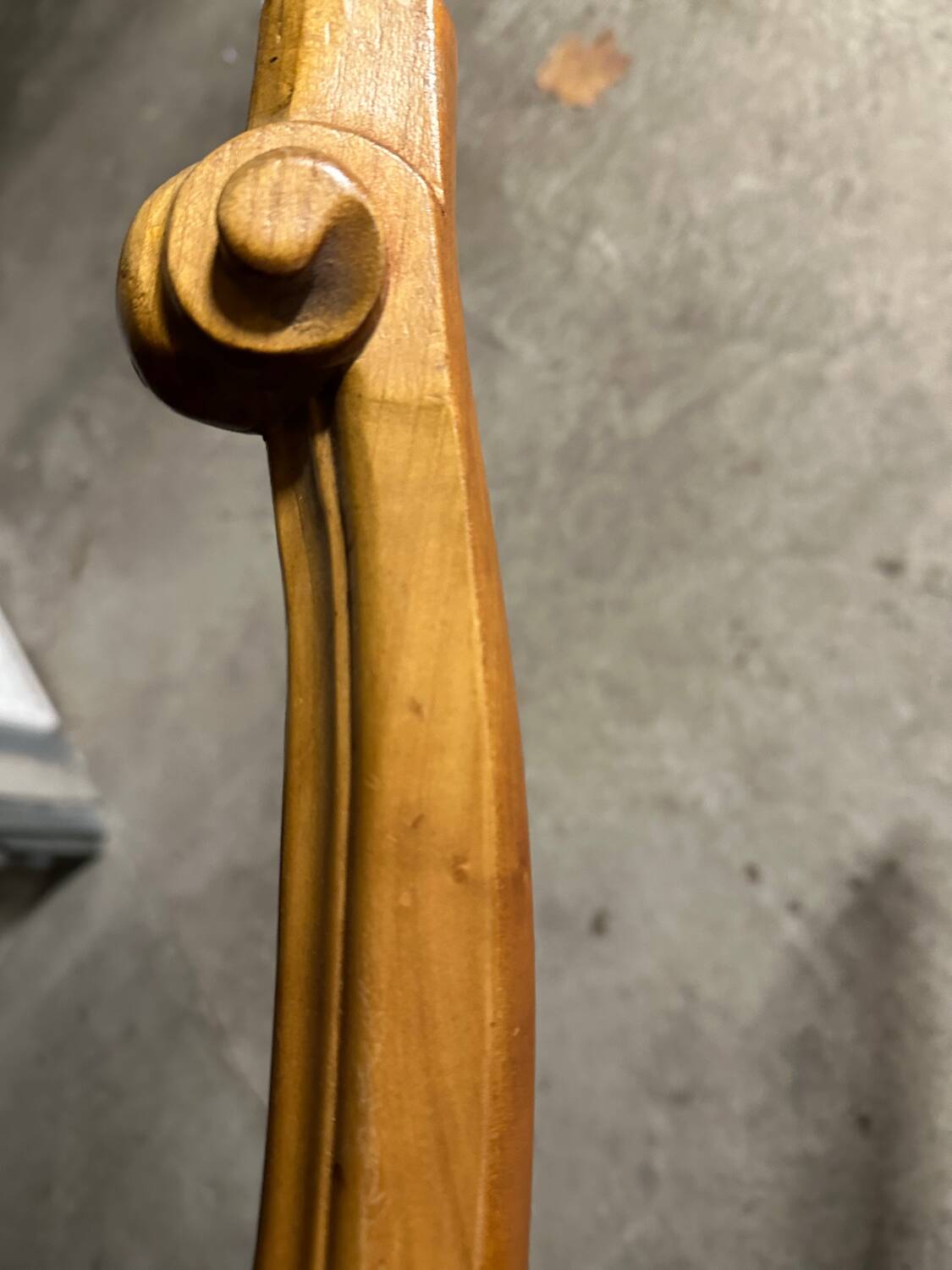 Round extendable dining table in Regency style M