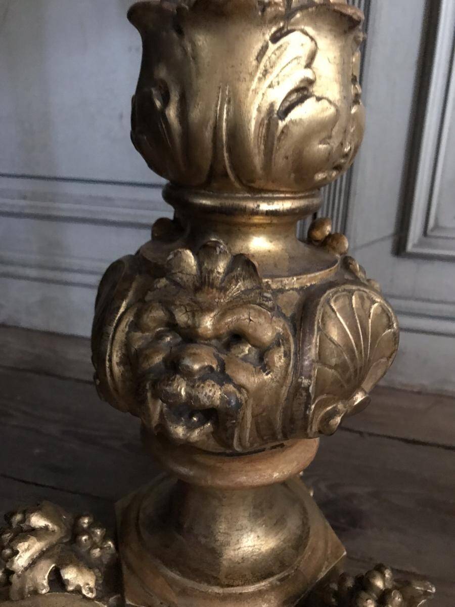 Carved gilded wooden gueridon, tabletop in marble marquetry.