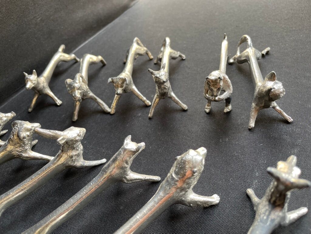 12 animal knife holders in tin
