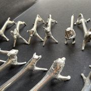 12 animal knife holders in tin
