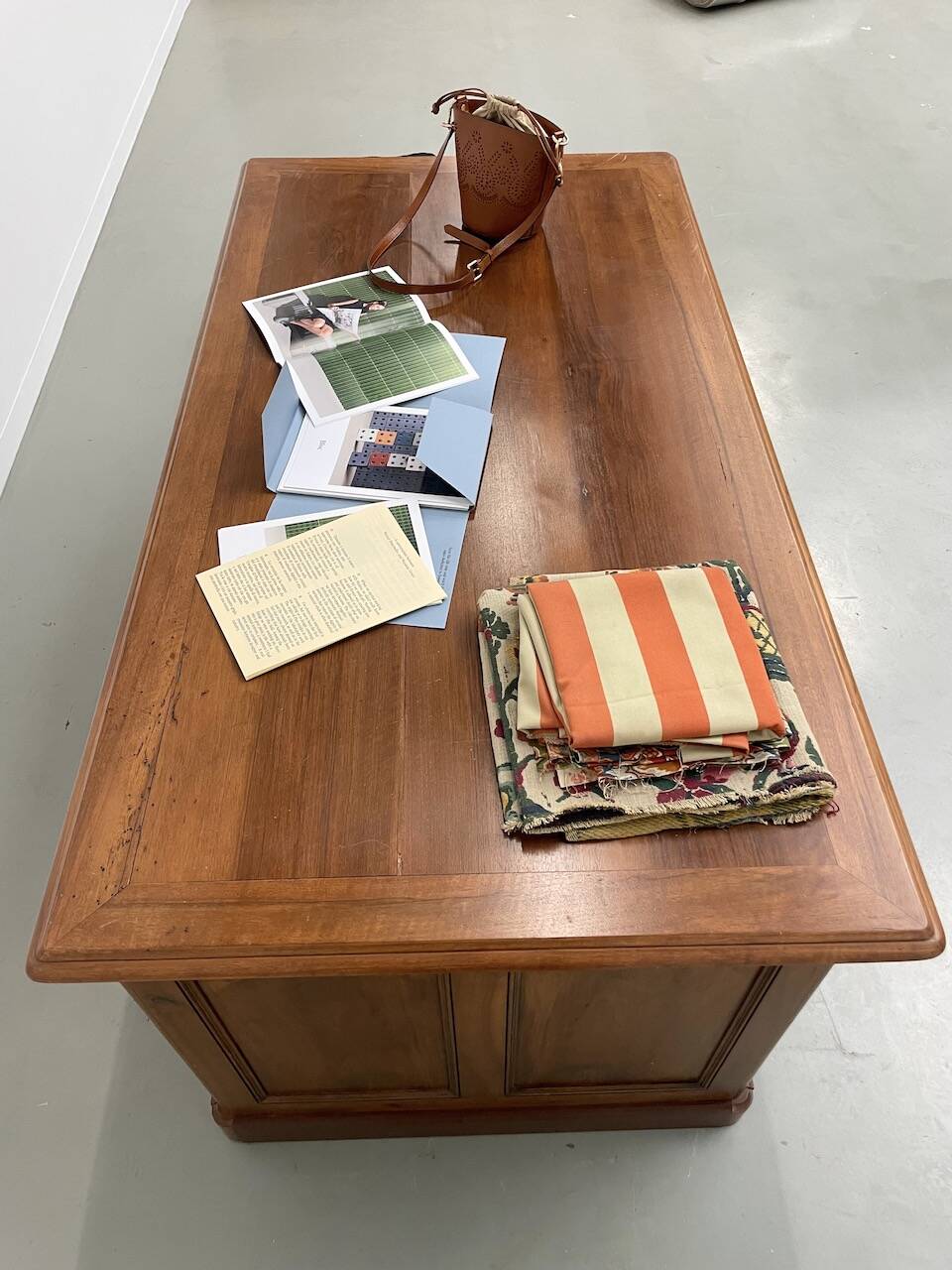 Comptoir ou bureau en noyer années 50