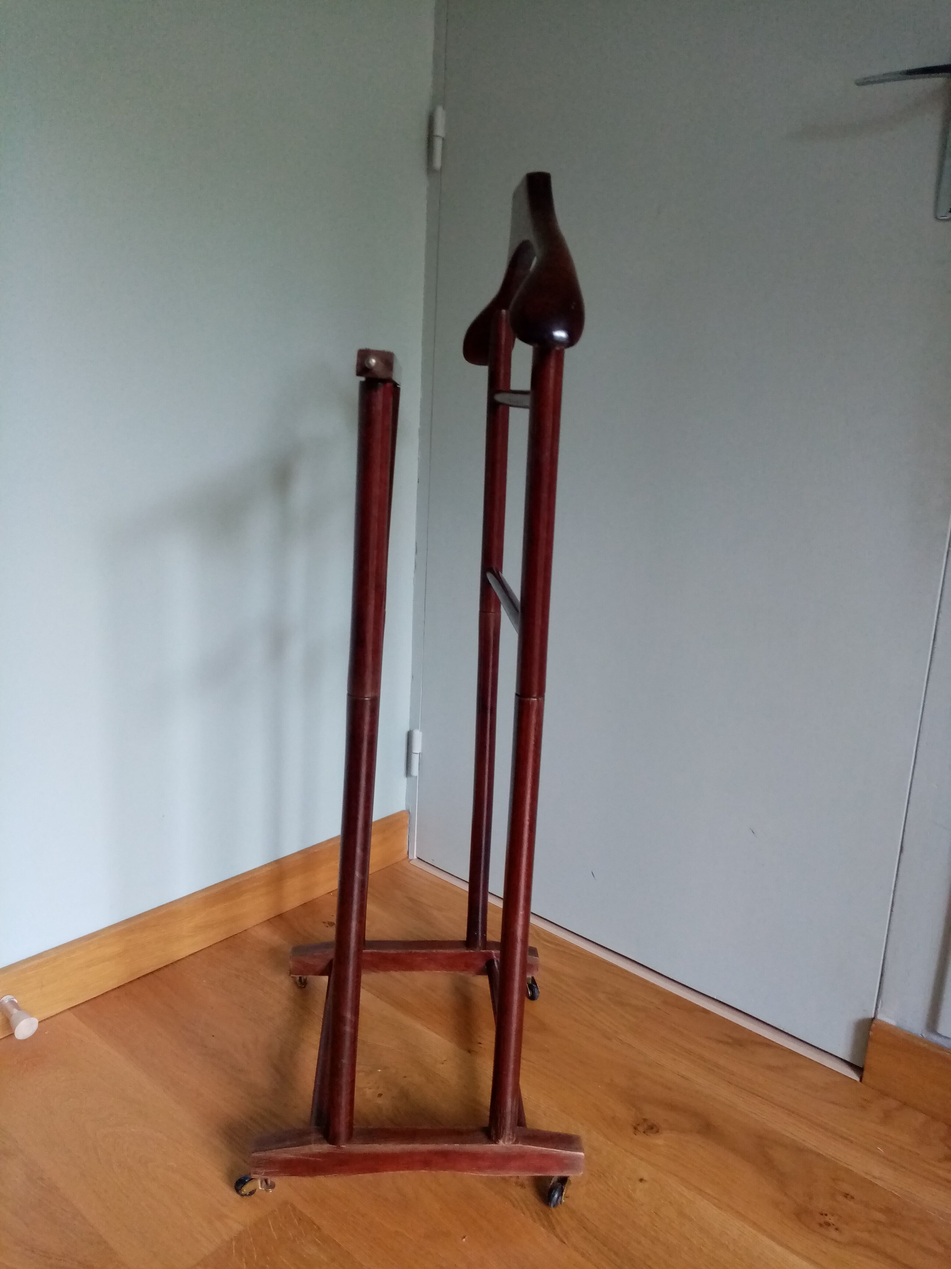 Double-wearing wooden valet for clothing