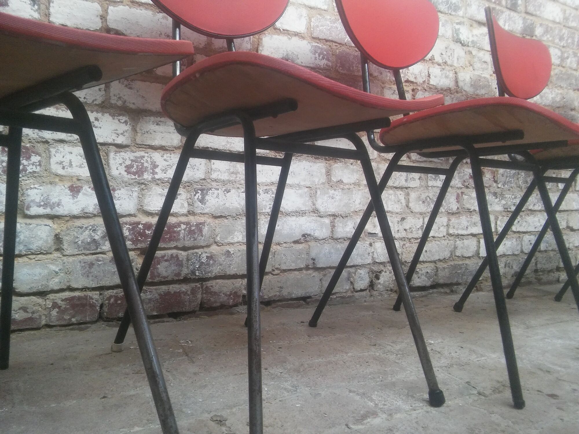 Lot of 6 red chairs in faux leather metal compass feet