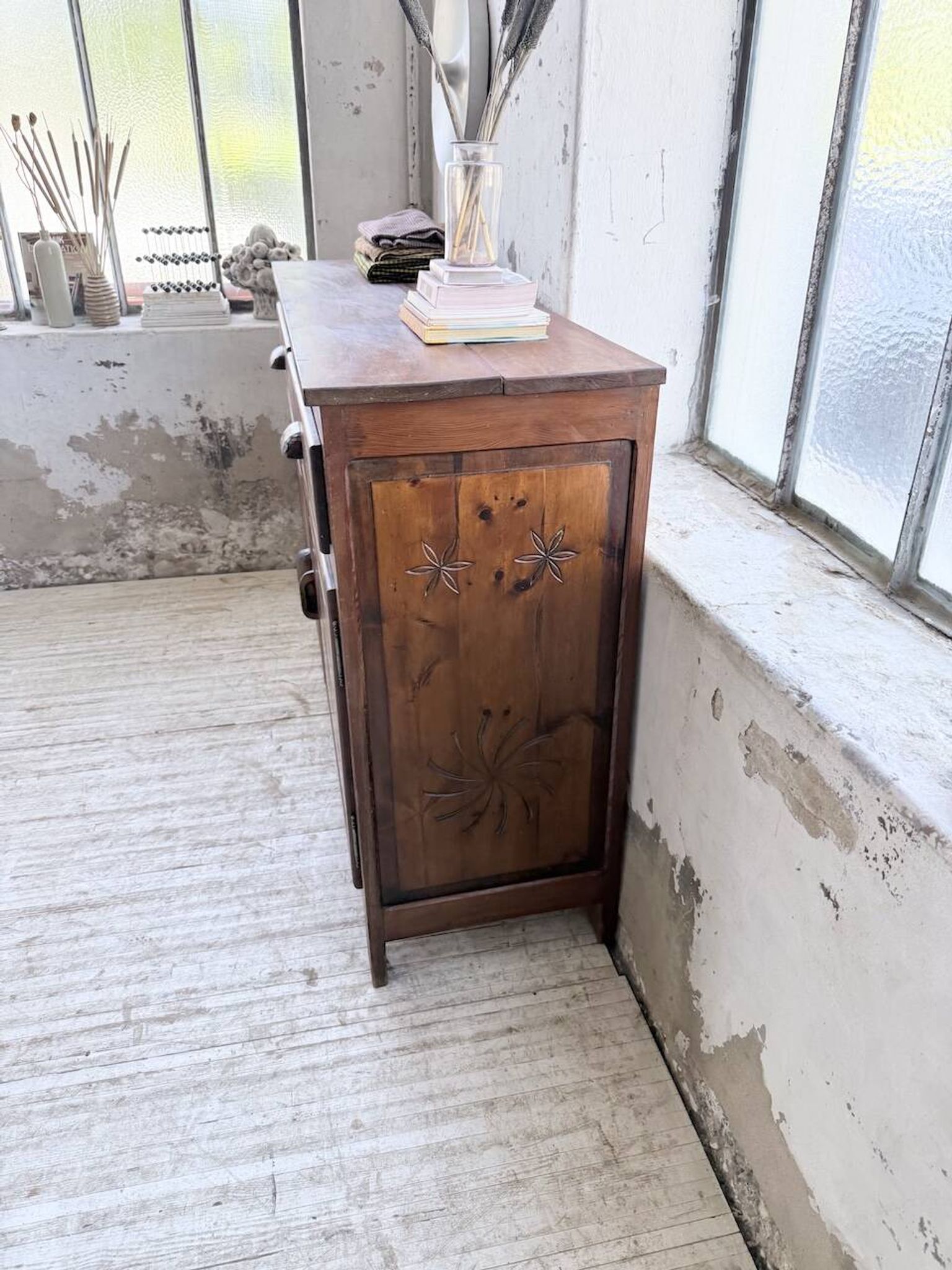 Meuble de rangement confiturier art populaire savoyard 1950