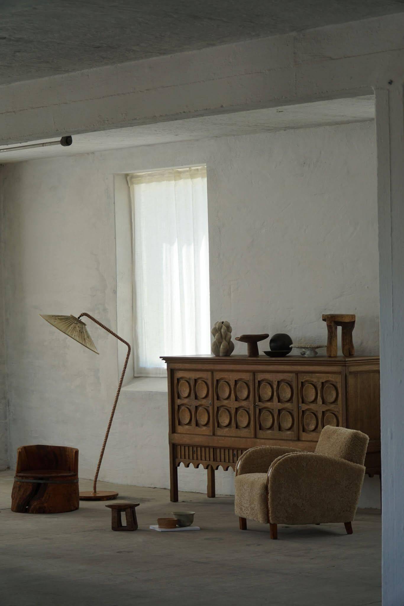 Primitive stump seat in pine, hand-carved, modern Swedish, Wabi Sabi, 1900s.