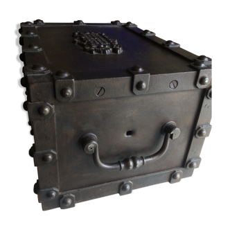 Coffre fort de voyage ancien