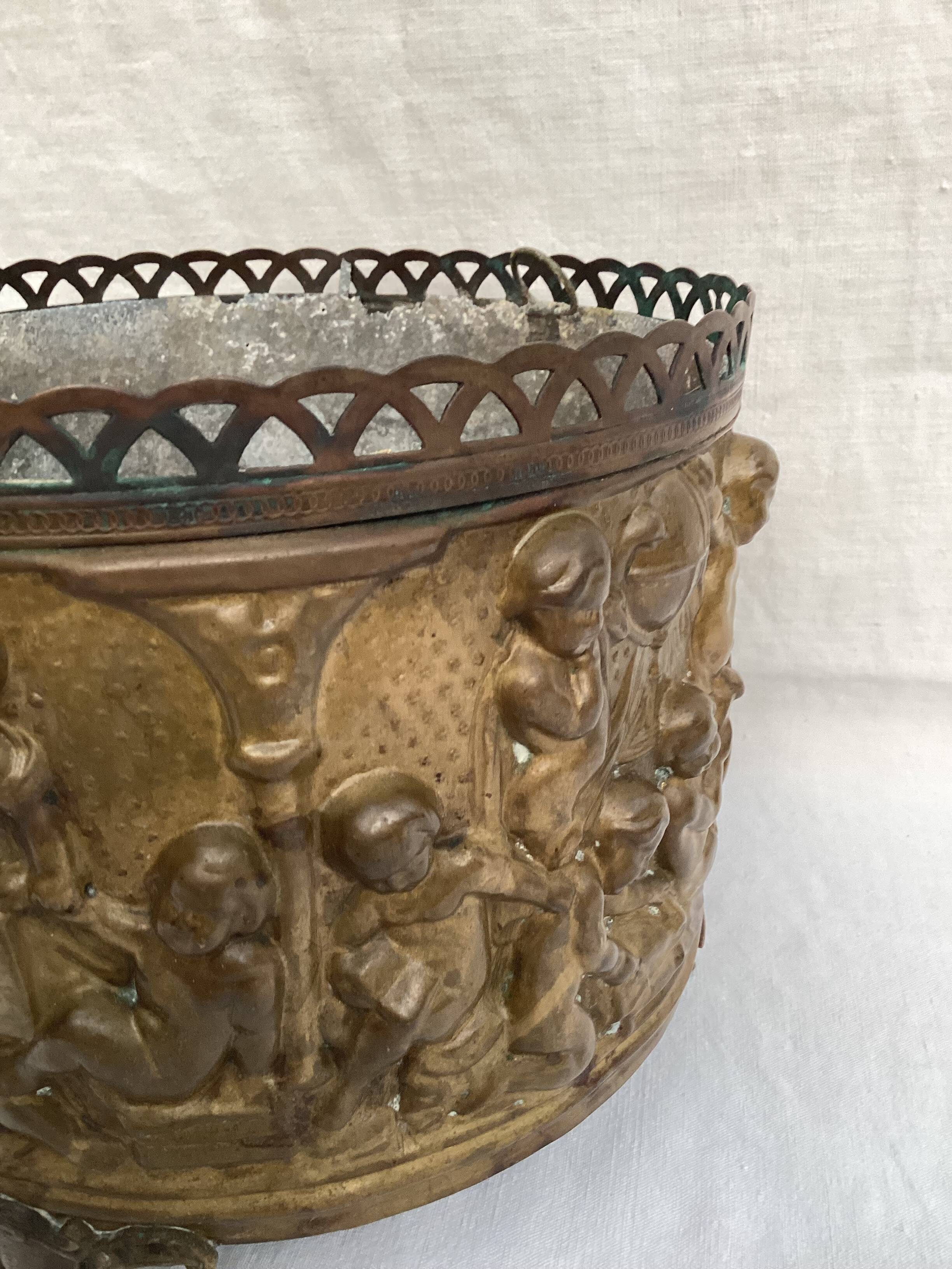 Old hidden pot in copper and zinc dimension: height -9 cm- diameter -0.5cm-