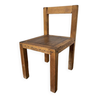 Chaise brutaliste en pin