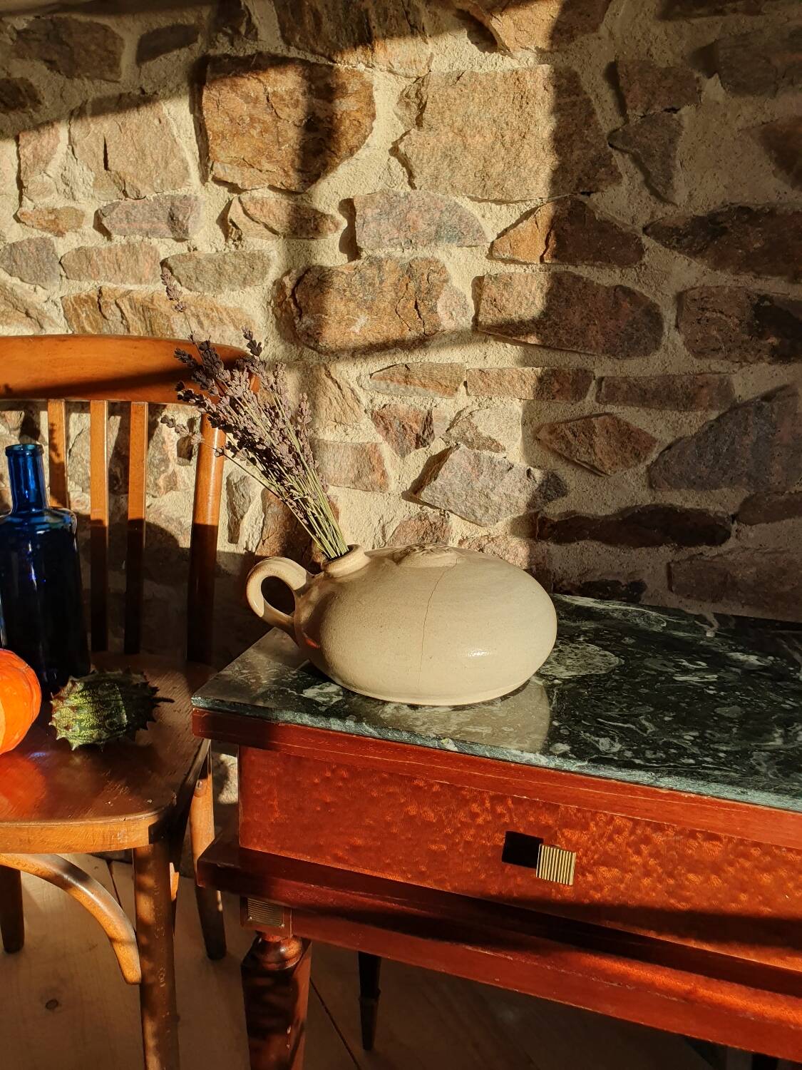 Vase français en terre cuite claire