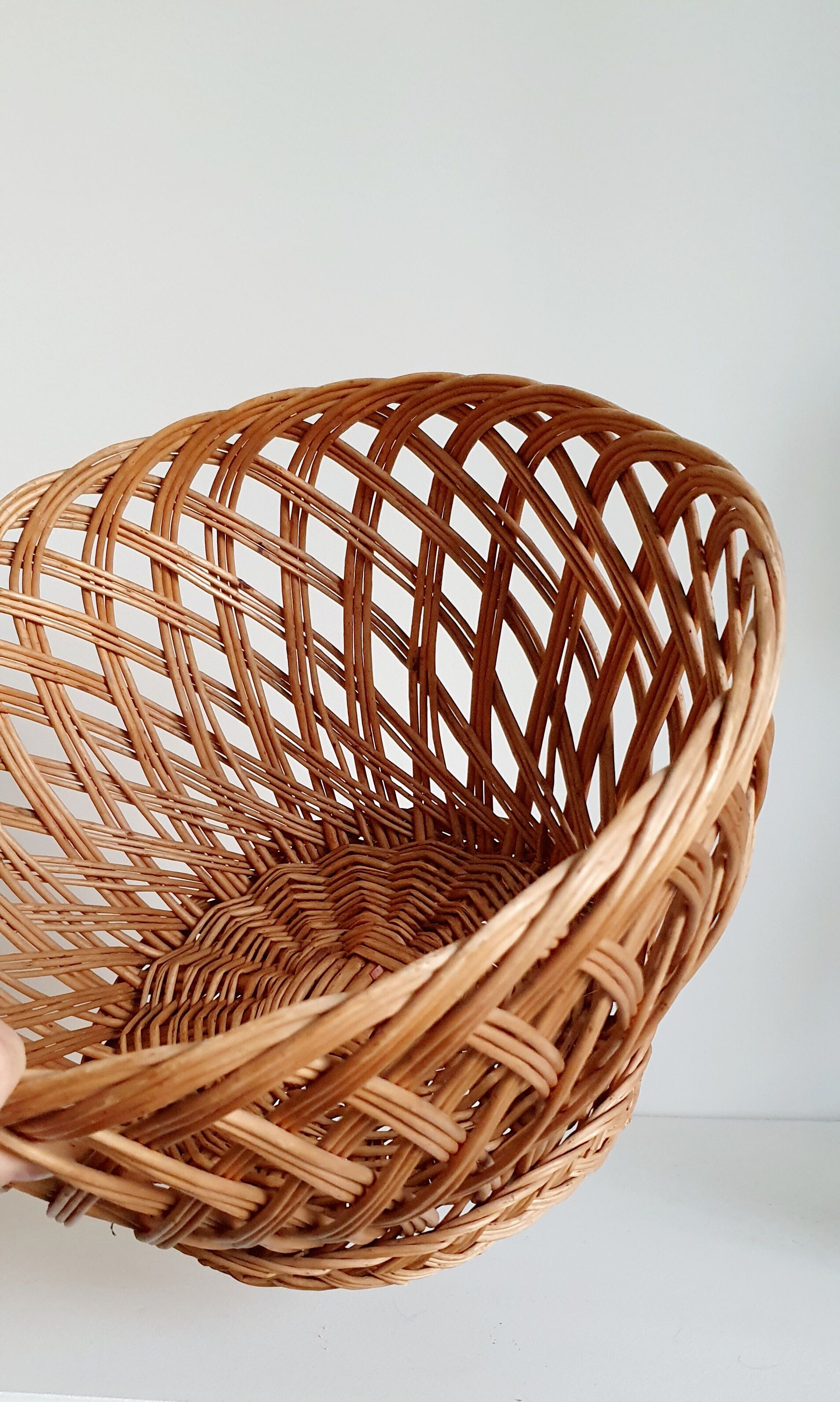 Bread basket and basket