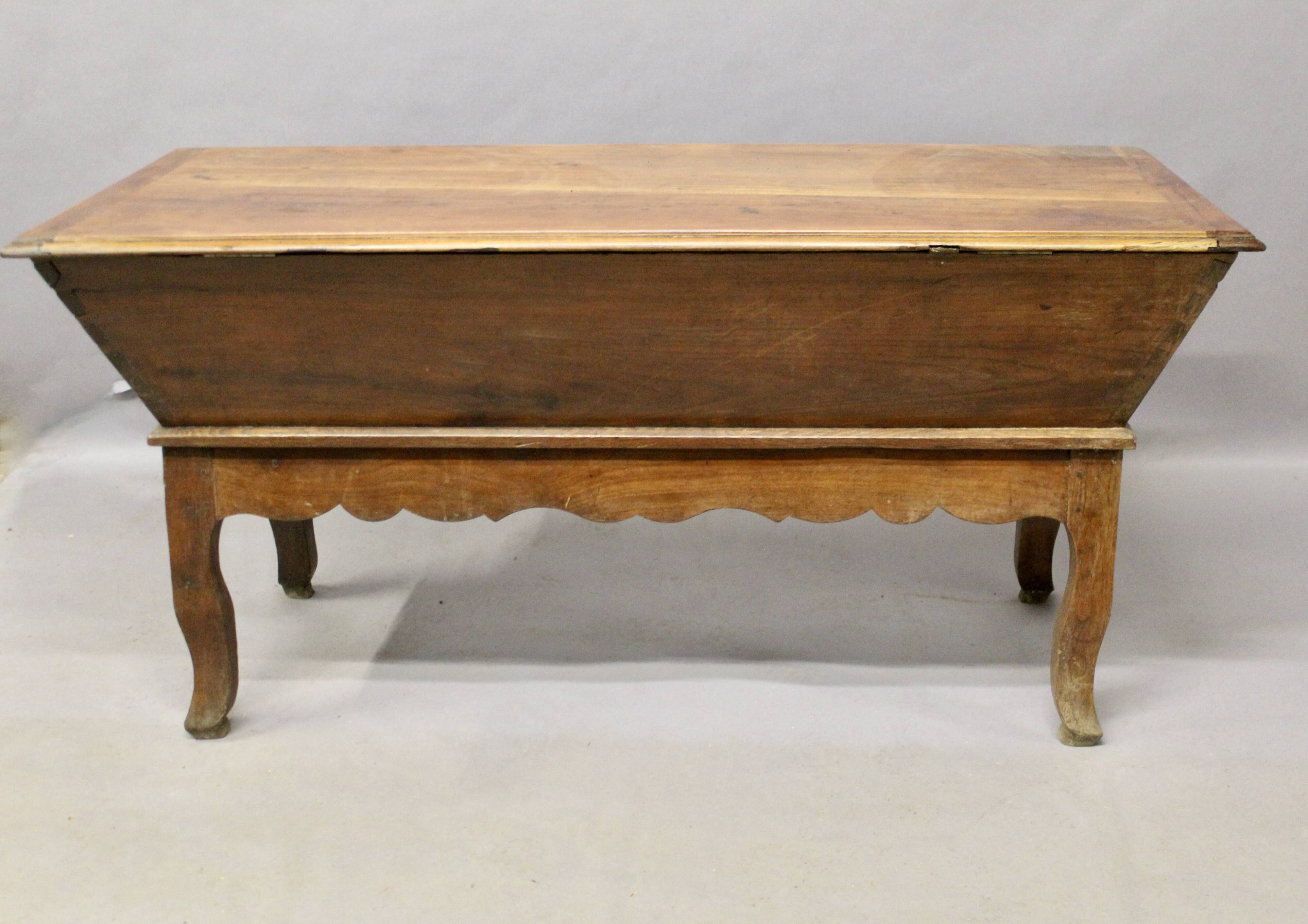 Pétrin en merisier Louis XV