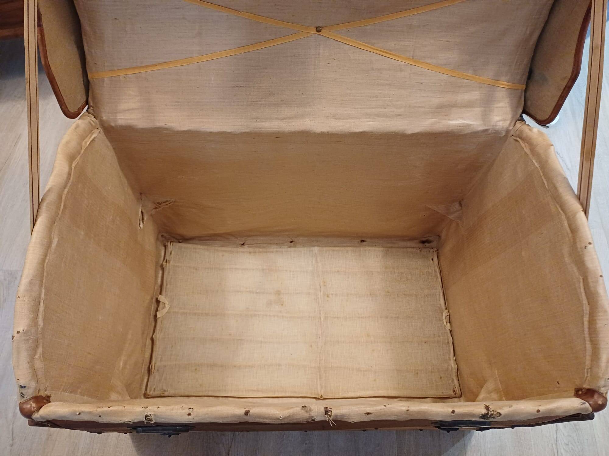 Semi-soft travel suitcase