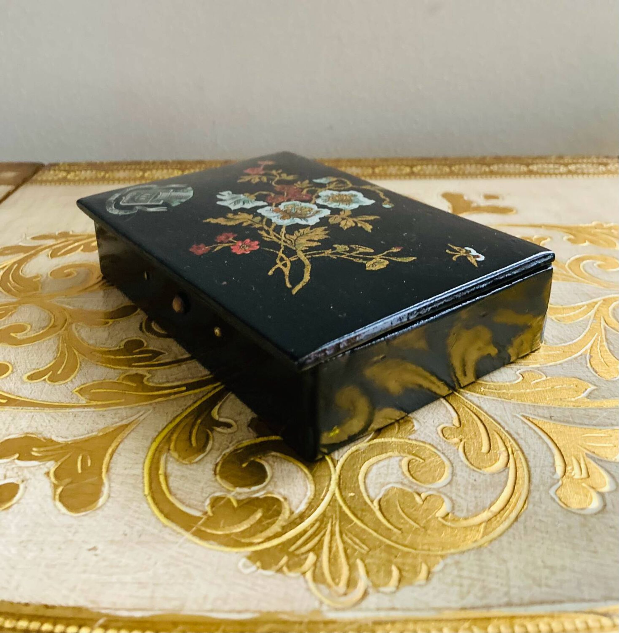 19th-century Chinese lacquer box, handmade motifs, coat of arms of PARIS