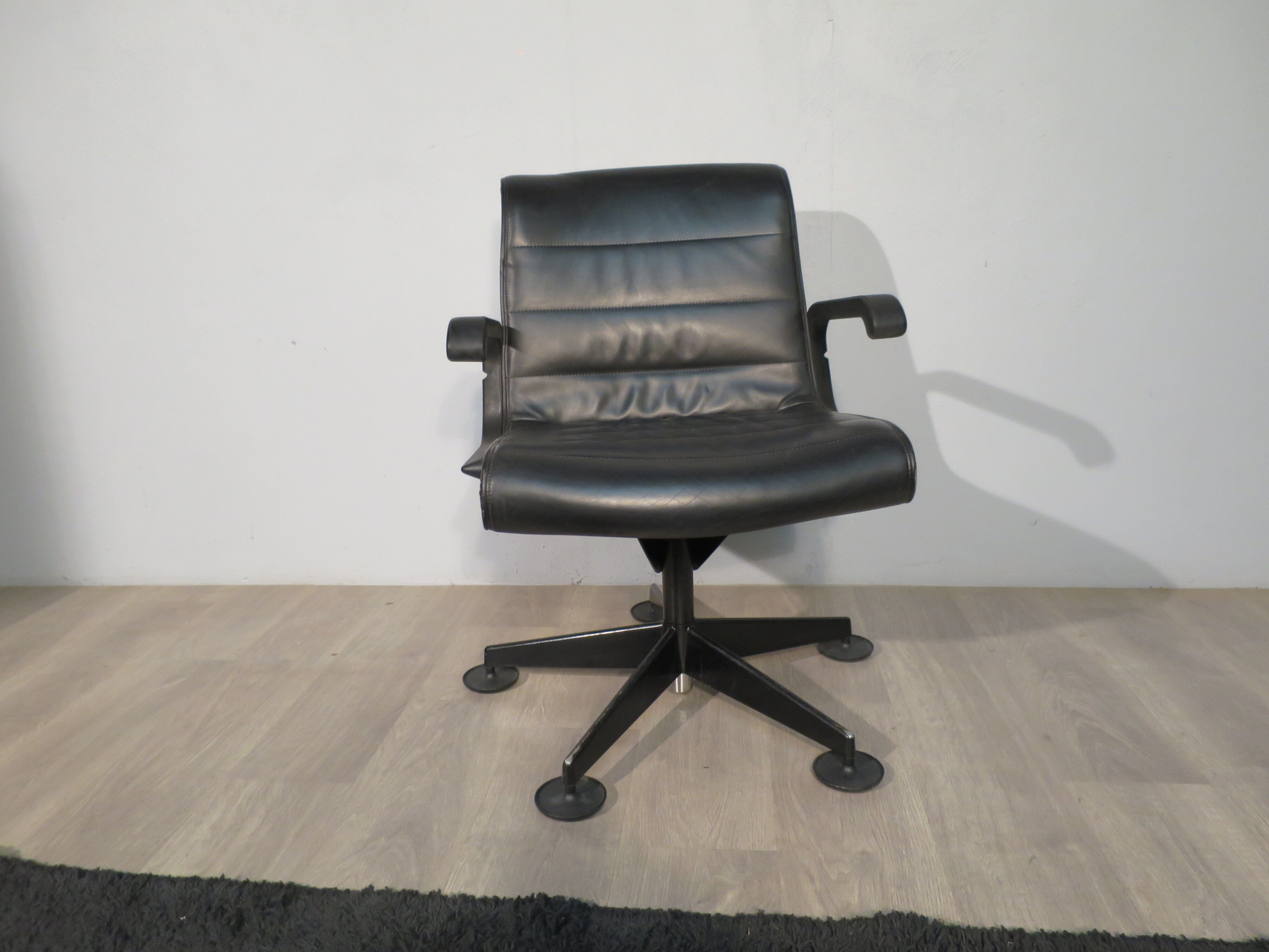 Sapper armchair edited by Knoll