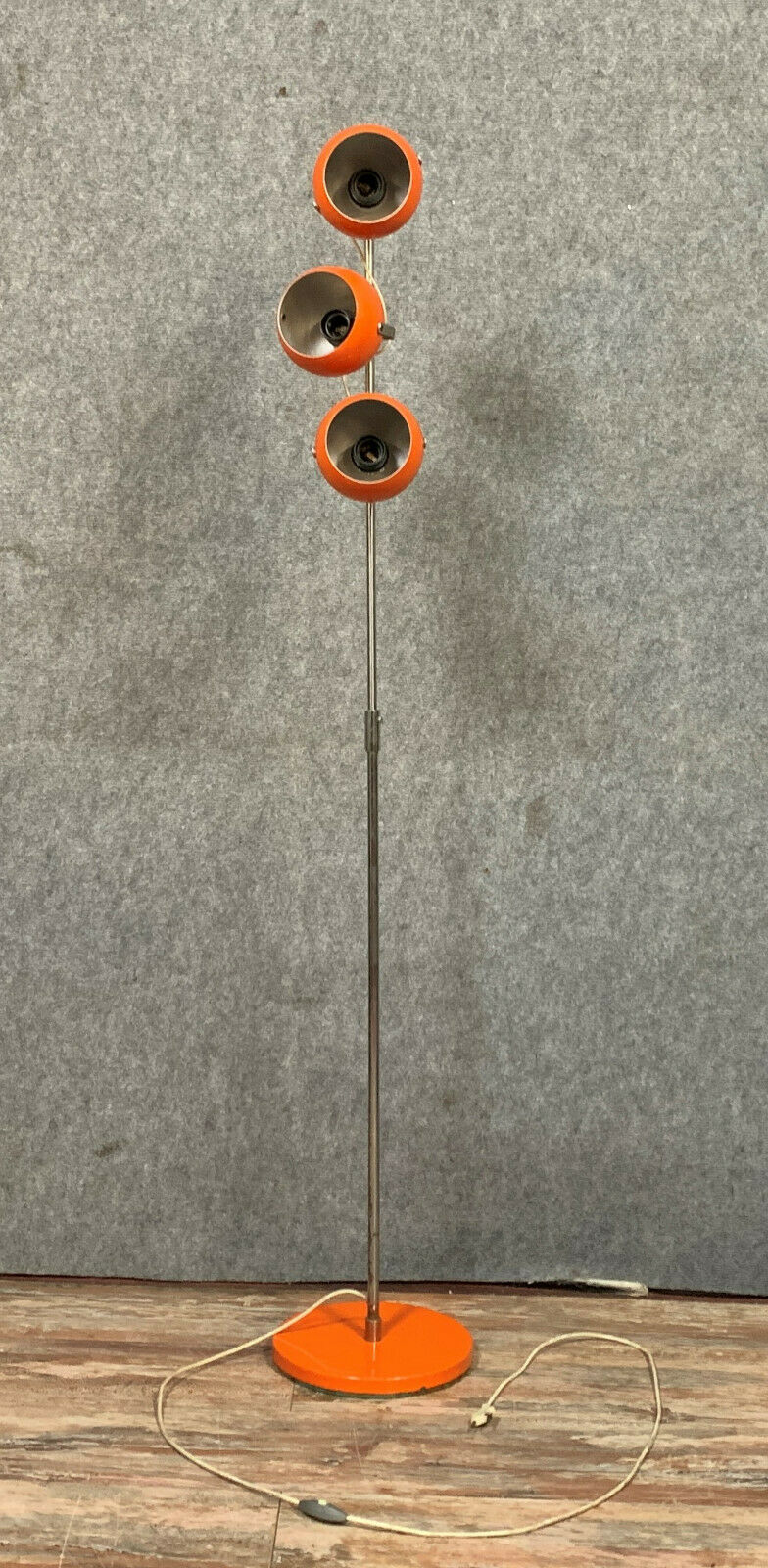 Italian design floor lamp from the 1970s