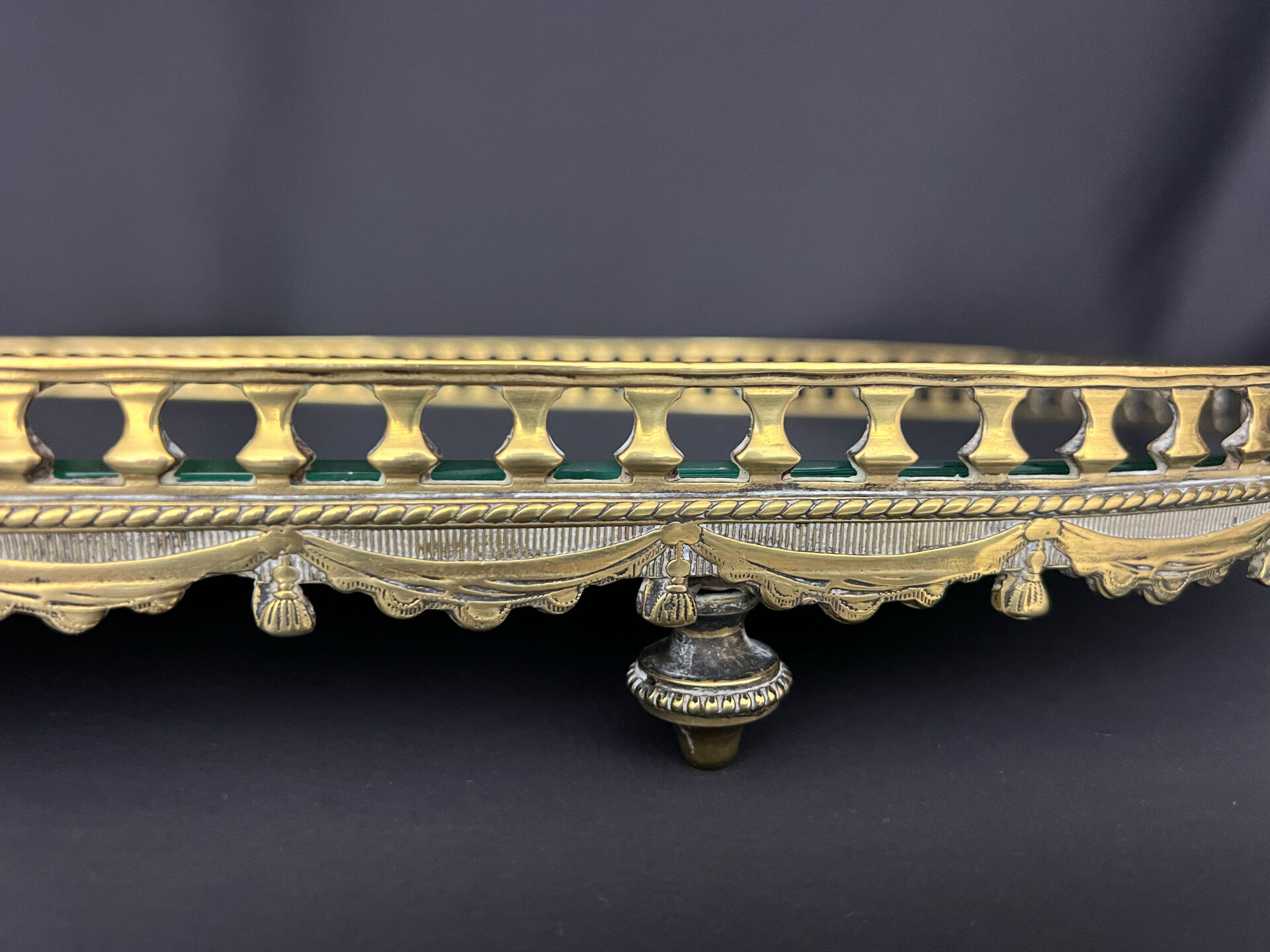 Large oval table centrepiece in bronze and mirror, Louis XVI style.