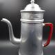 Ancienne cafetière en aluminium - anse rouge - vers 1930