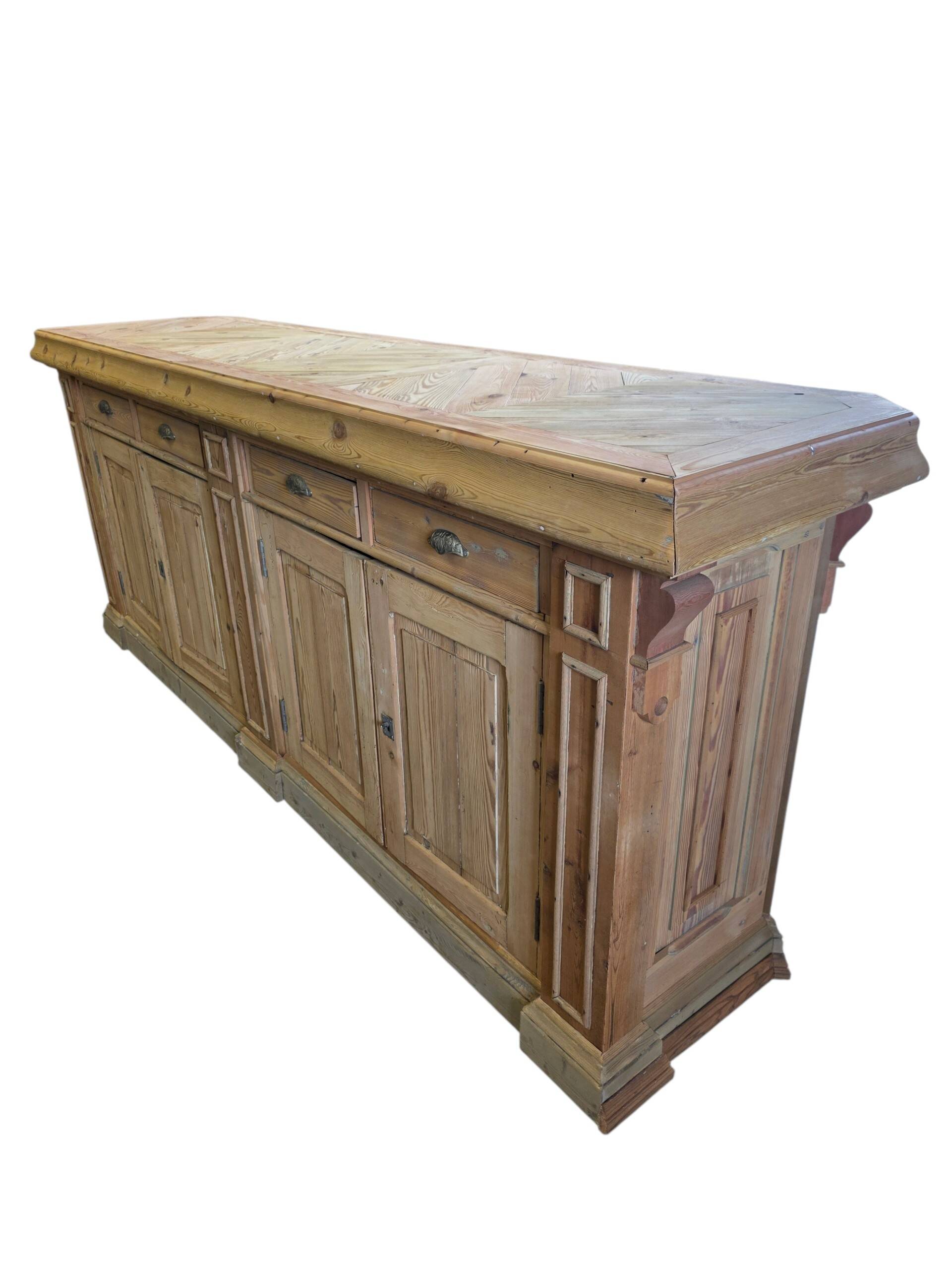 Bistro counter with a Hungarian point design.
