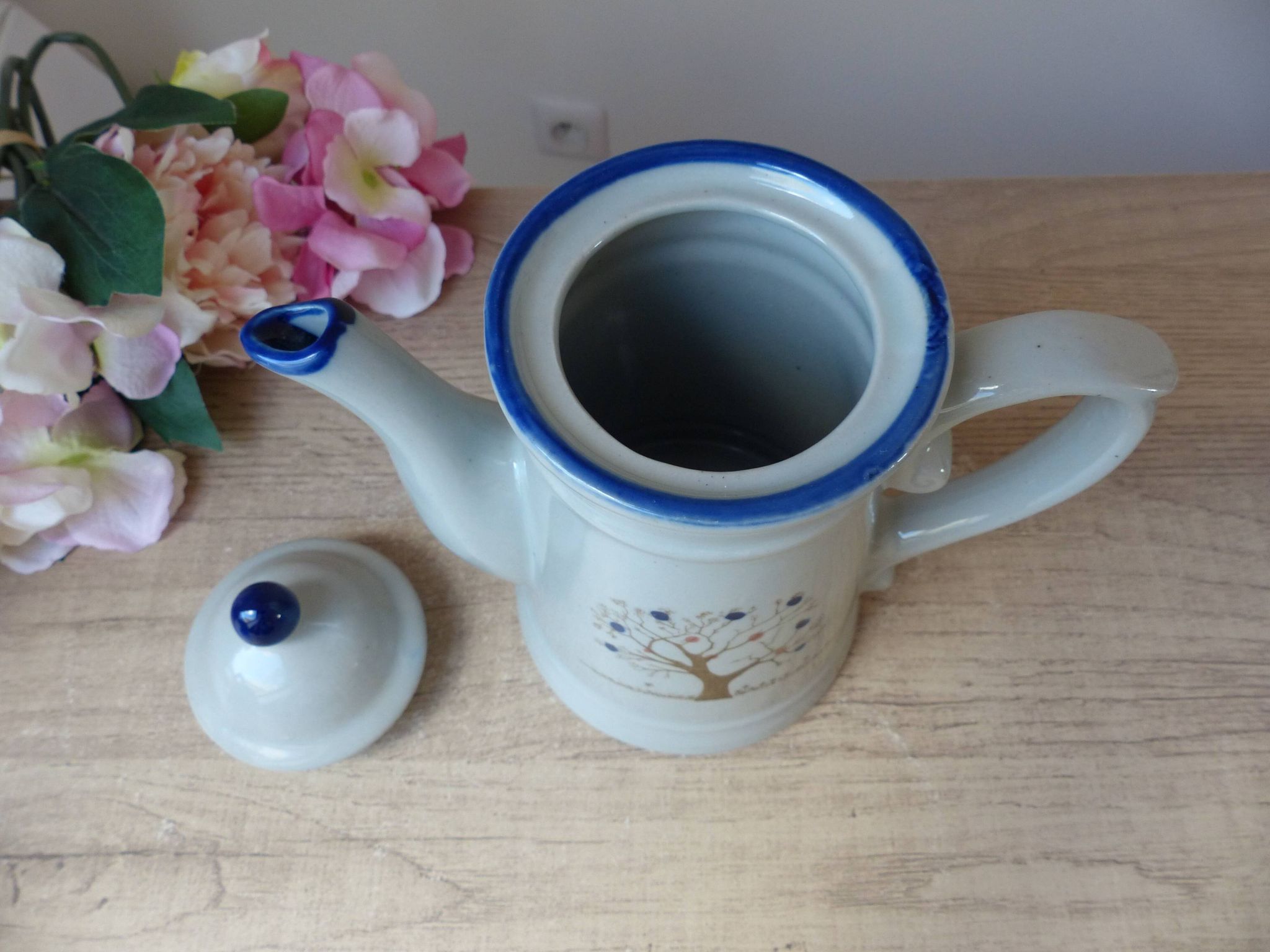 Vintage coffee service from Taiwan, 6 pieces, 1 coffee pot, 4 cups, 1 milk jug, tree of life pattern.