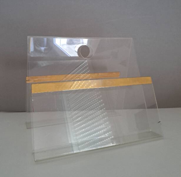 Porte-revues en plexiglas
