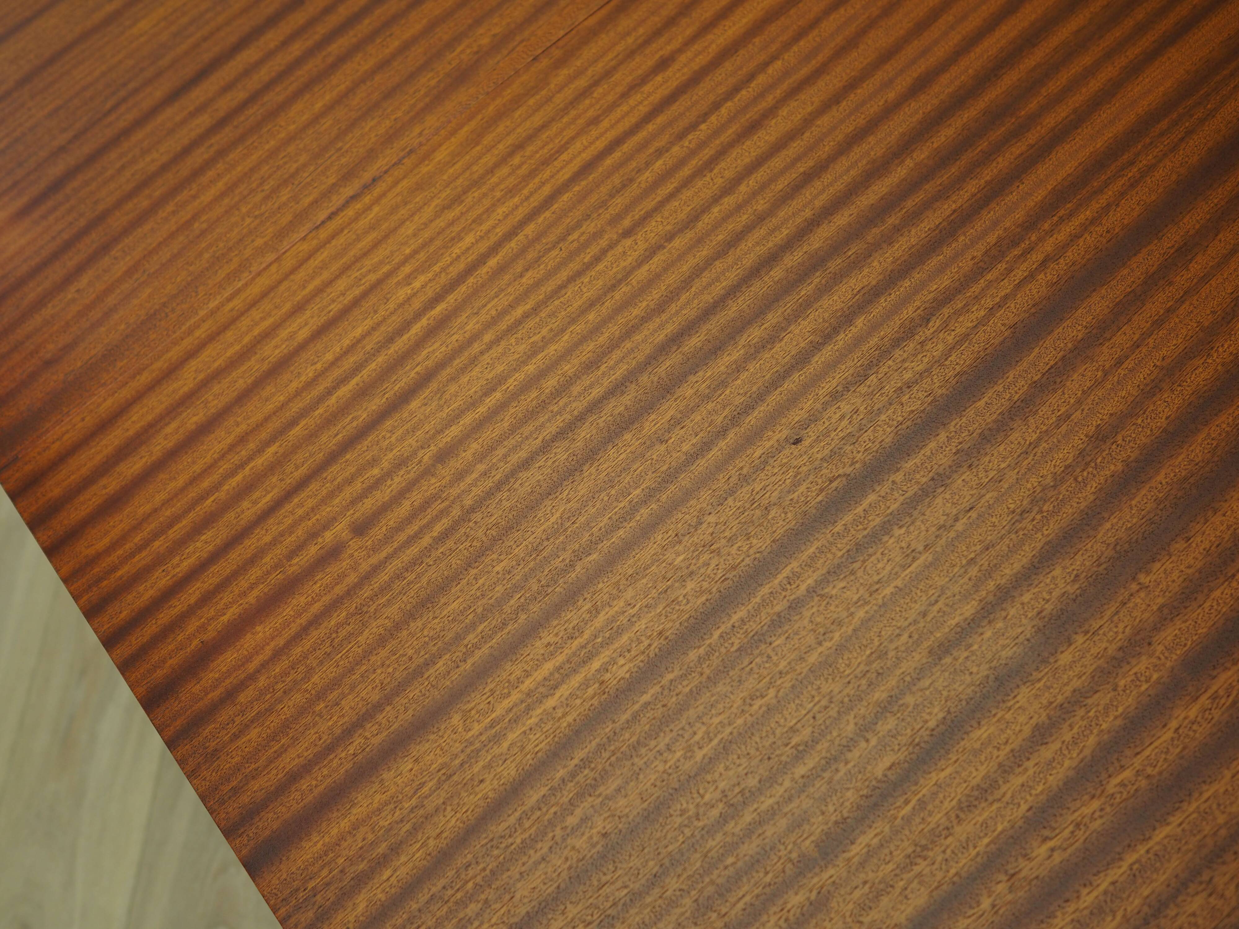 Table en acajou, design danois, années 1970, production : Danemark