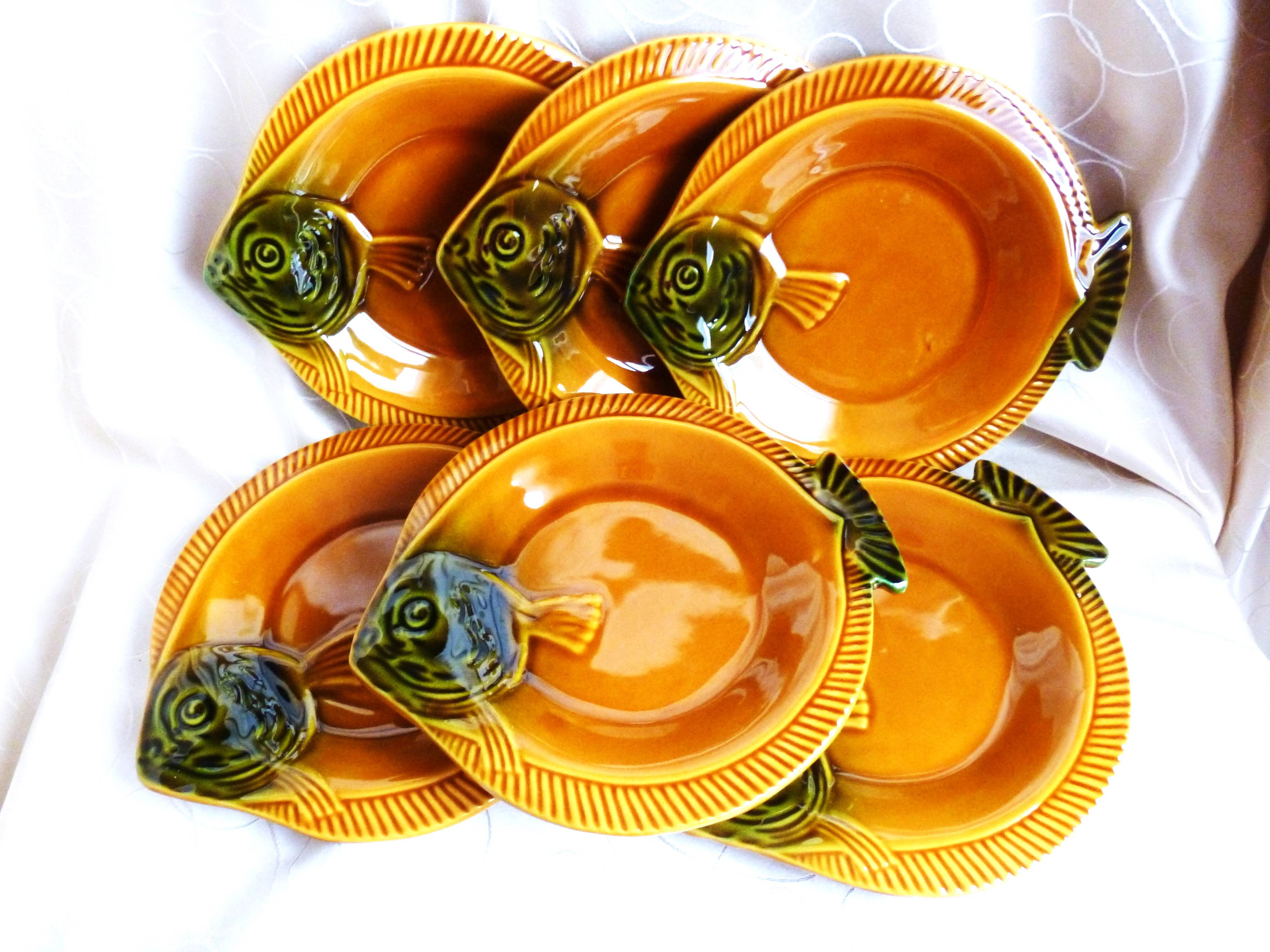 Flat fish set and 6 barbotine plates, vintage fish set