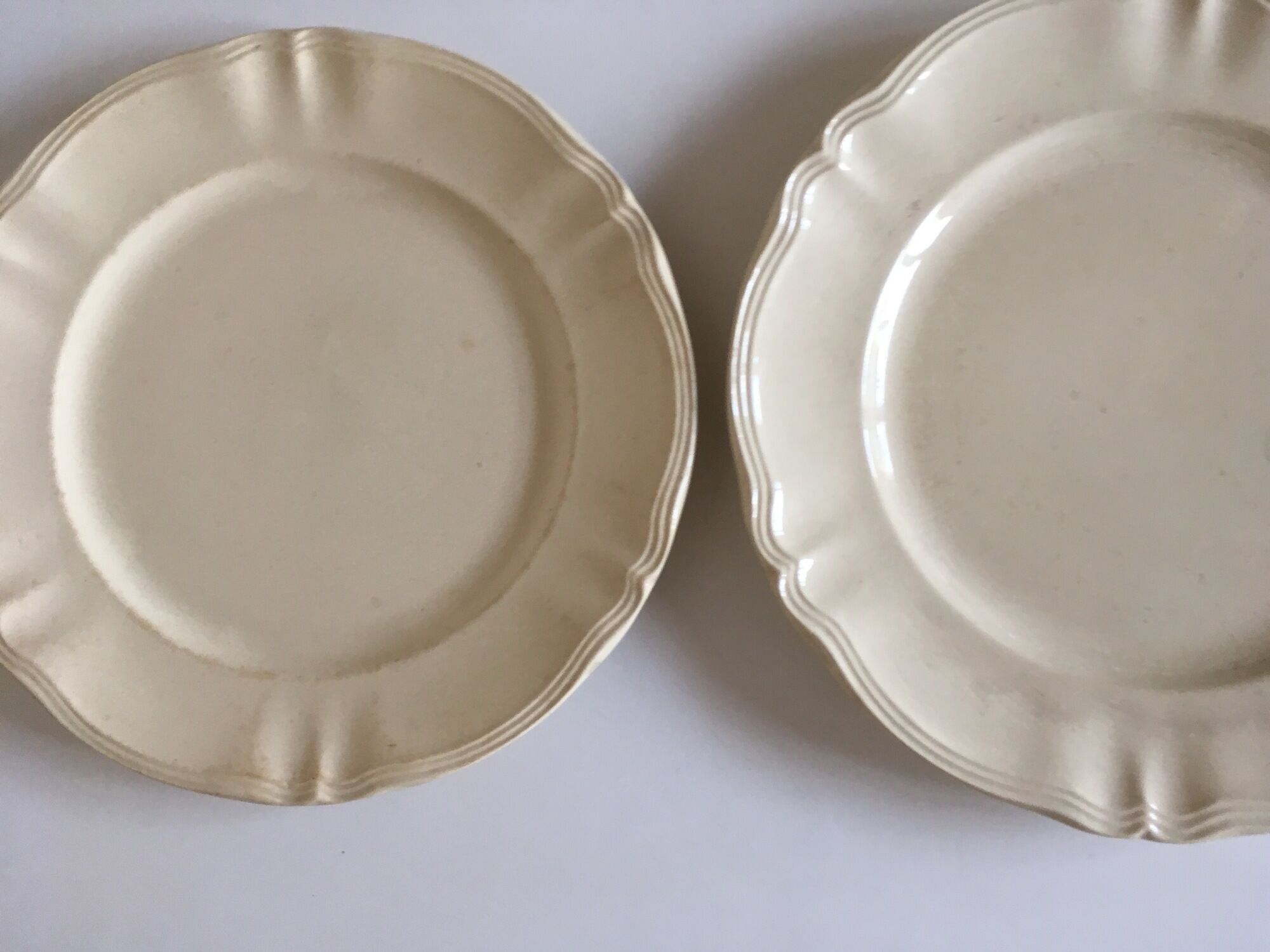 Pair of ivory dishes of Sarreguemines with 30 and 34cm
