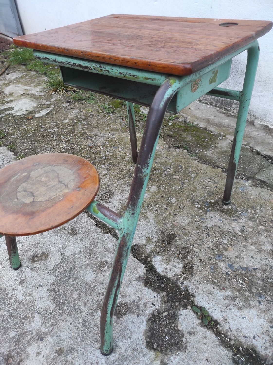 Old one-piece children's desk