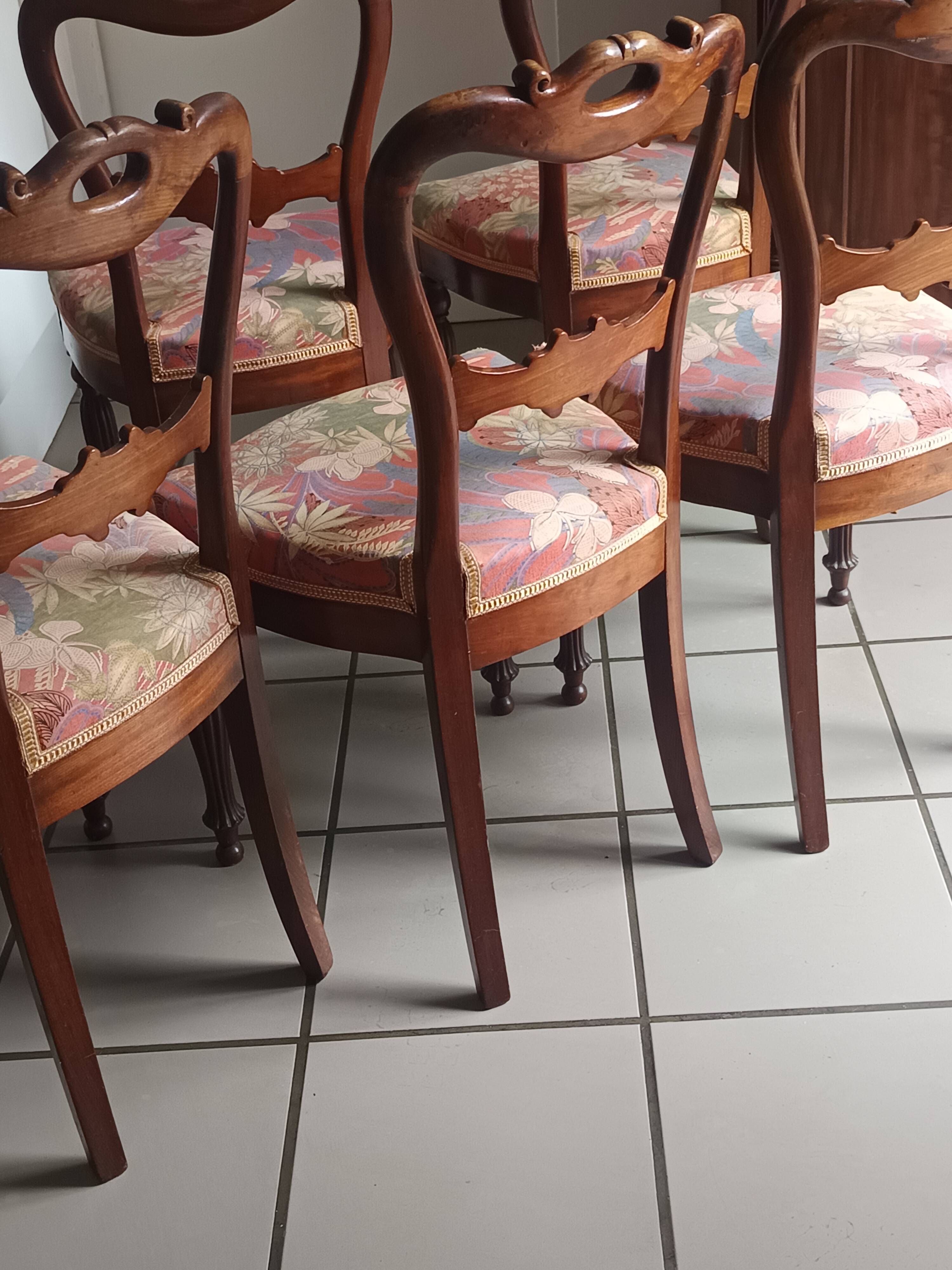 Set of 5 antique mahogany chairs in early 20th century Chippendale style.