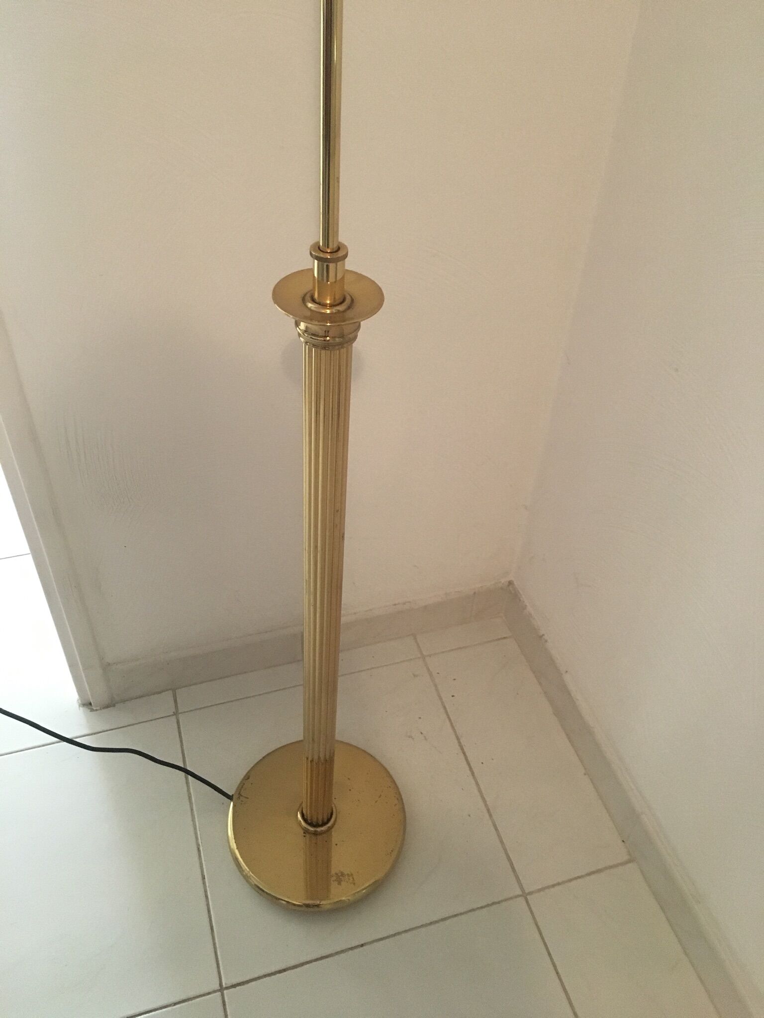 Vintage reader lamppost