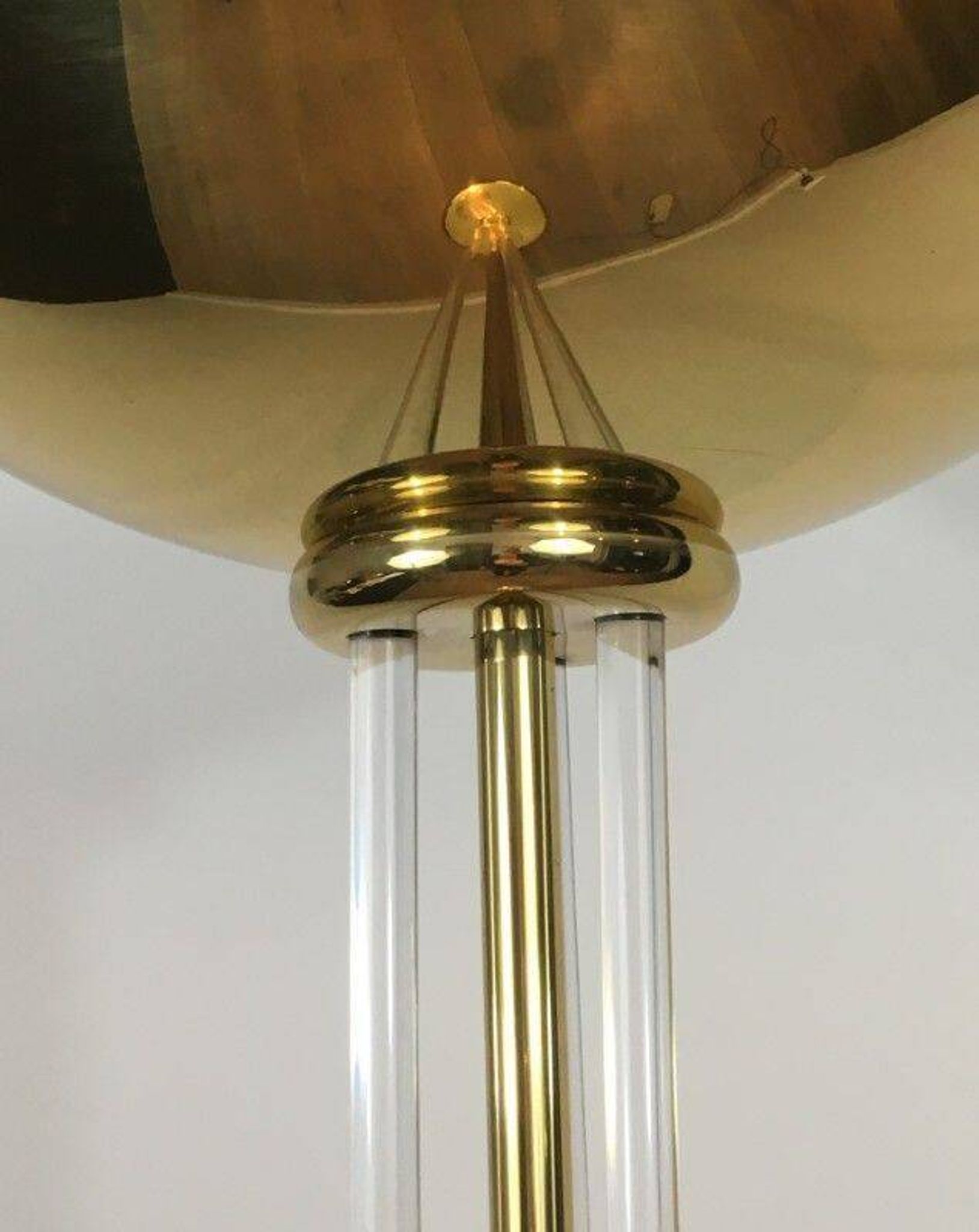 Lampadaire de parquet design en laiton doré et plexiglass