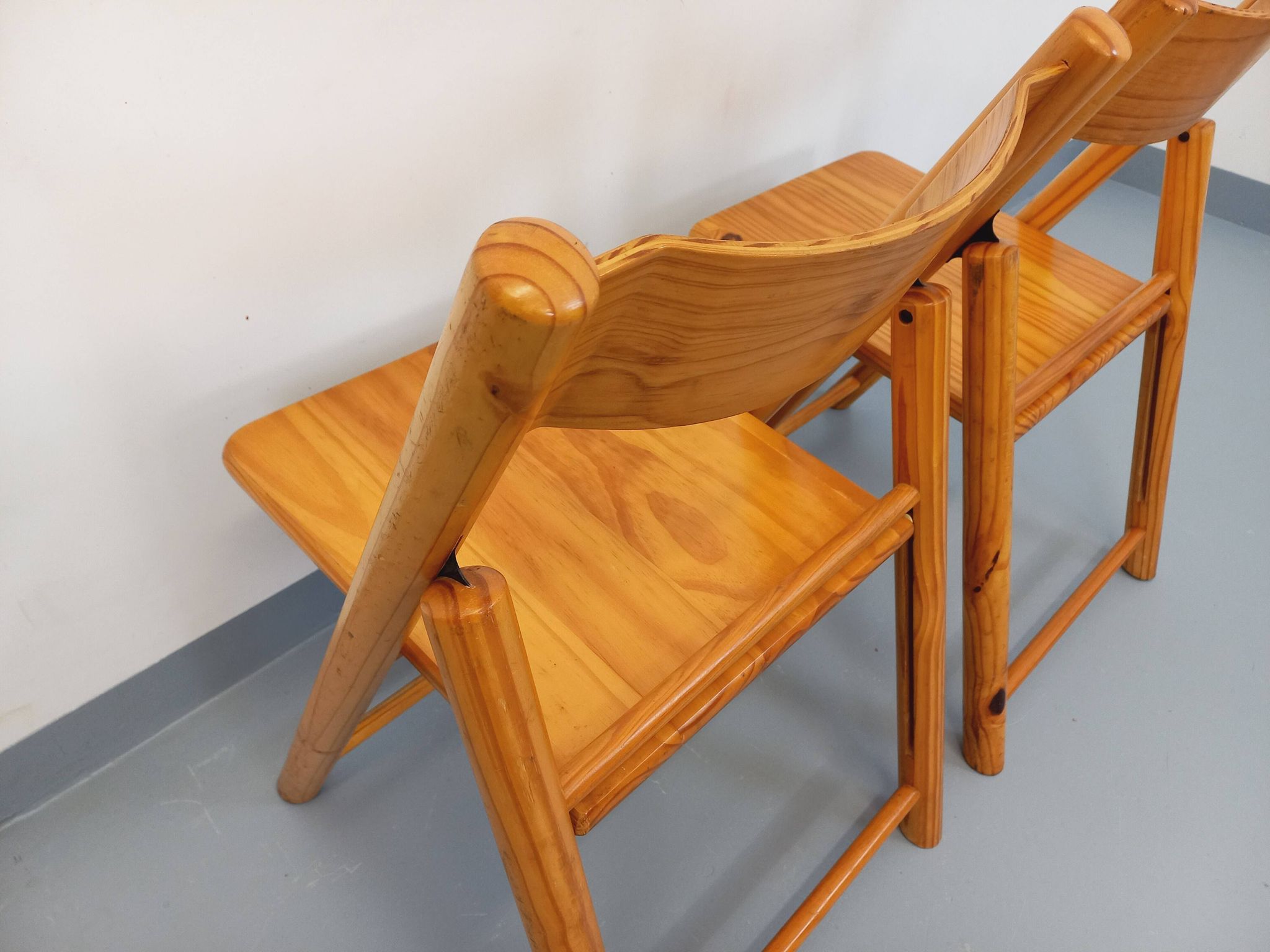 Pair of vintage folding chairs in pine from the 70s and 80s.
