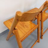 Pair of vintage folding chairs in pine from the 70s and 80s.