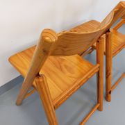 Pair of vintage folding chairs in pine from the 70s and 80s.