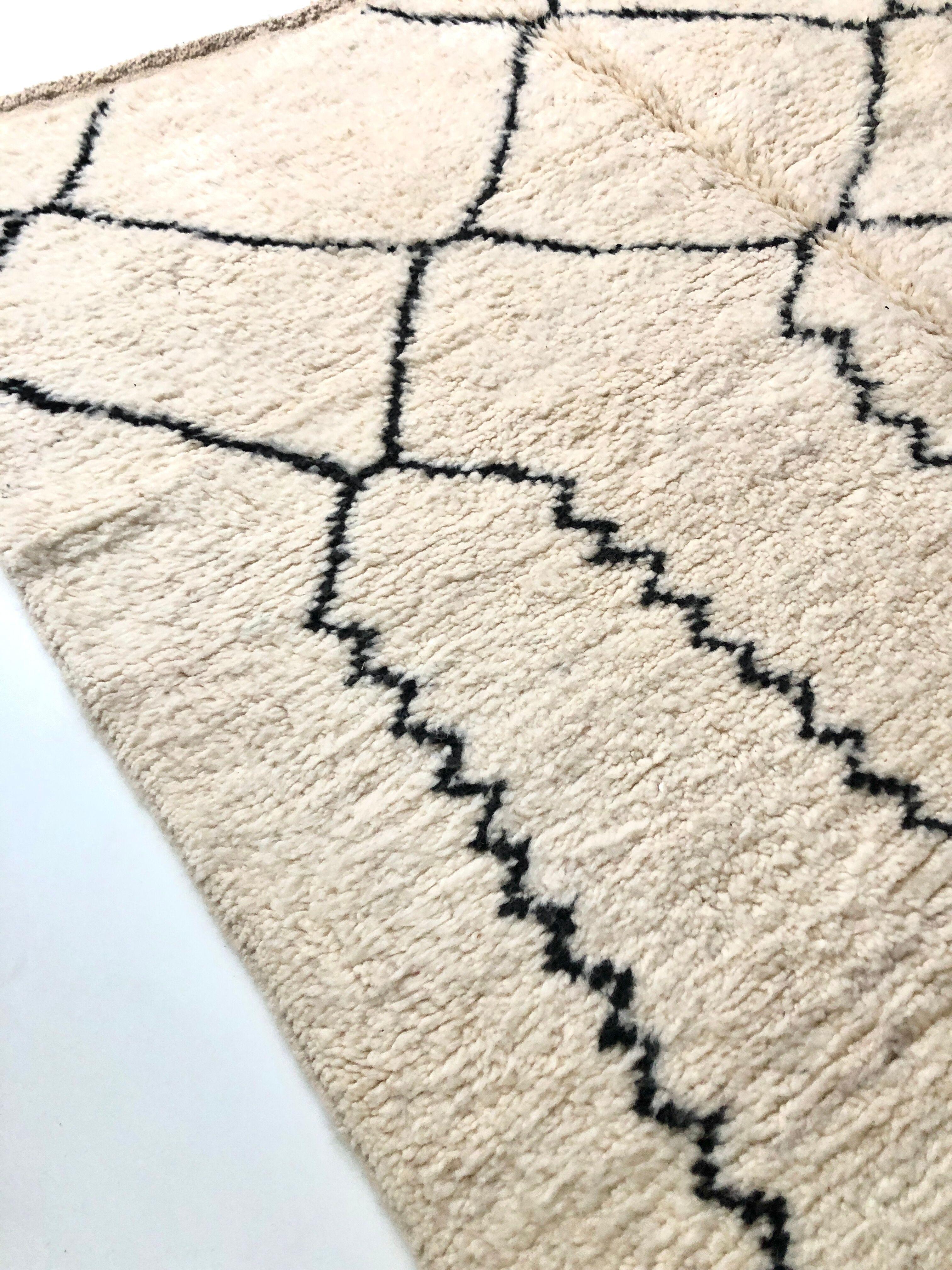 Berber carpet Beni Ouarain with black graphic patterns 2,43 x 1.65 m
