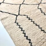Berber carpet Beni Ouarain with black graphic patterns 2,43 x 1.65 m