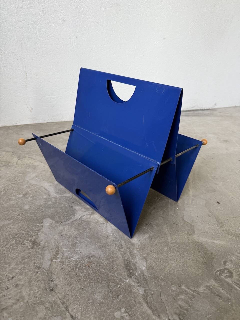 Memphis 80s Magazine Rack