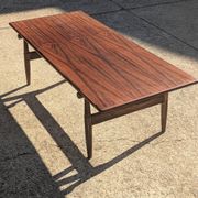Table basse vintage en palissandre – style scandinave années 60