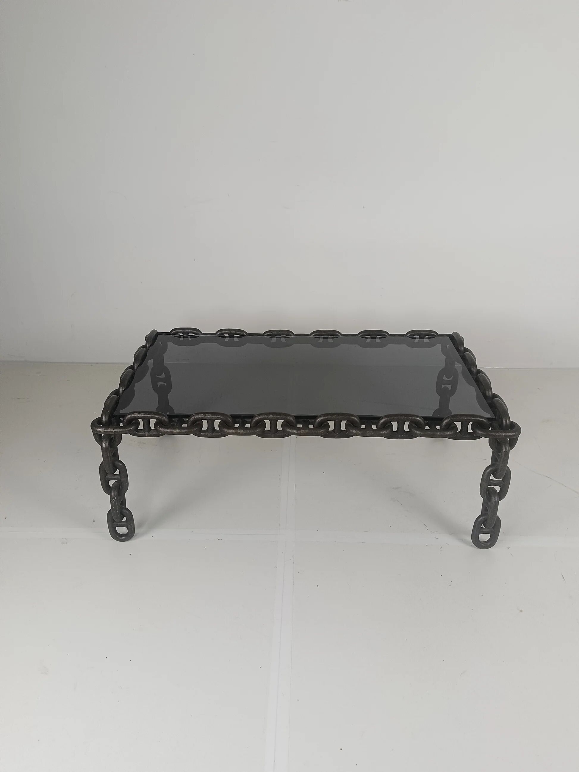 Table basse vintage brutaliste en fer noir à mailles de chaîne avec verre fumé d'origine, années 70