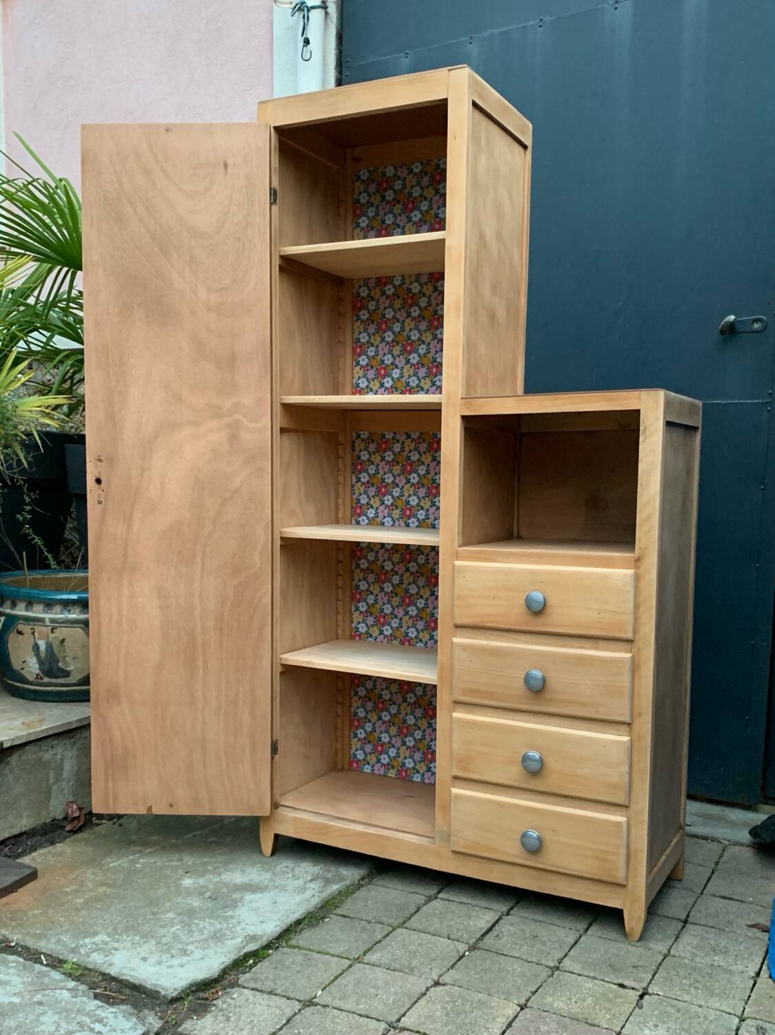 Armoire parisienne asymétrique bois brut 1950