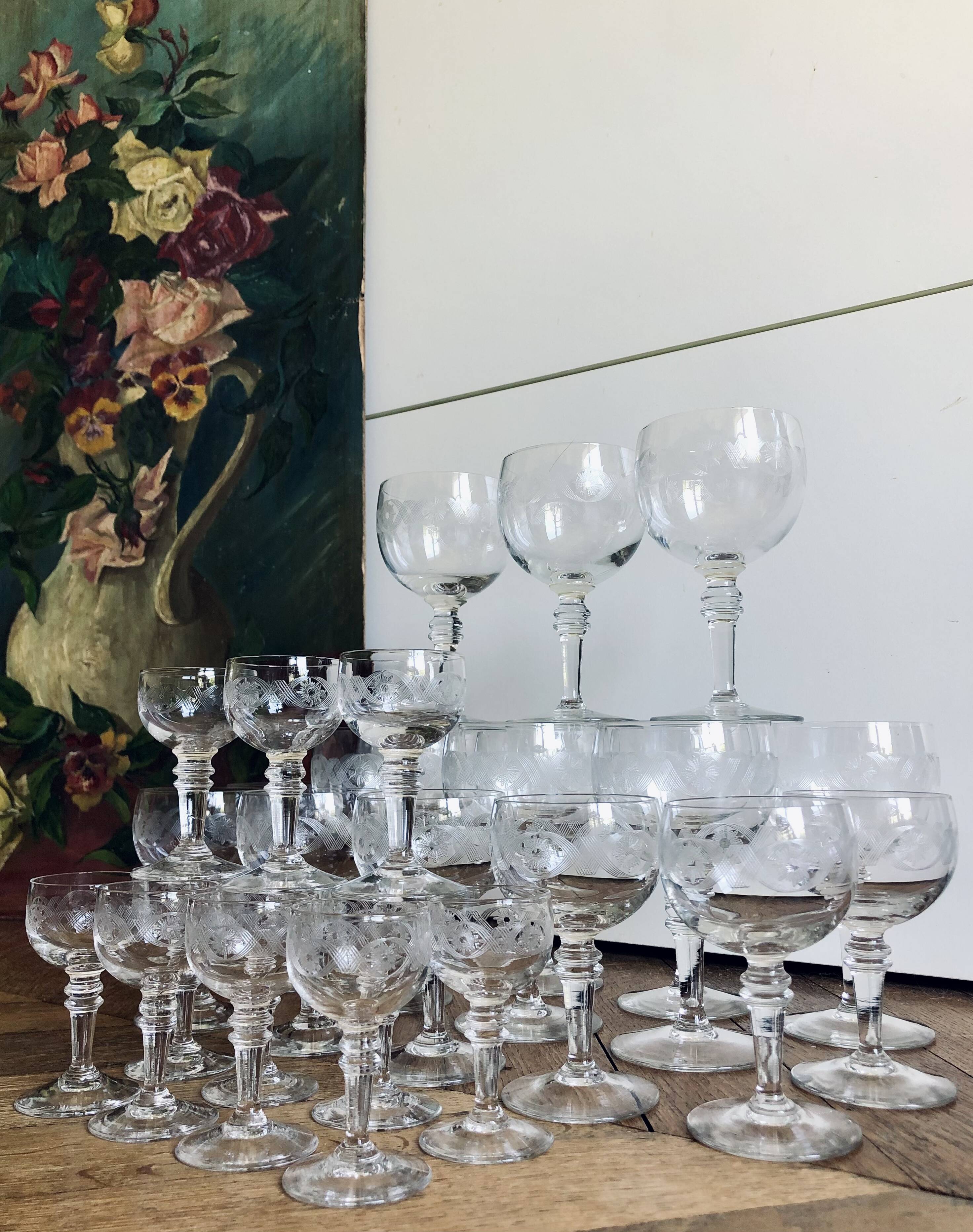 Service de verres anciens à frises guillochées