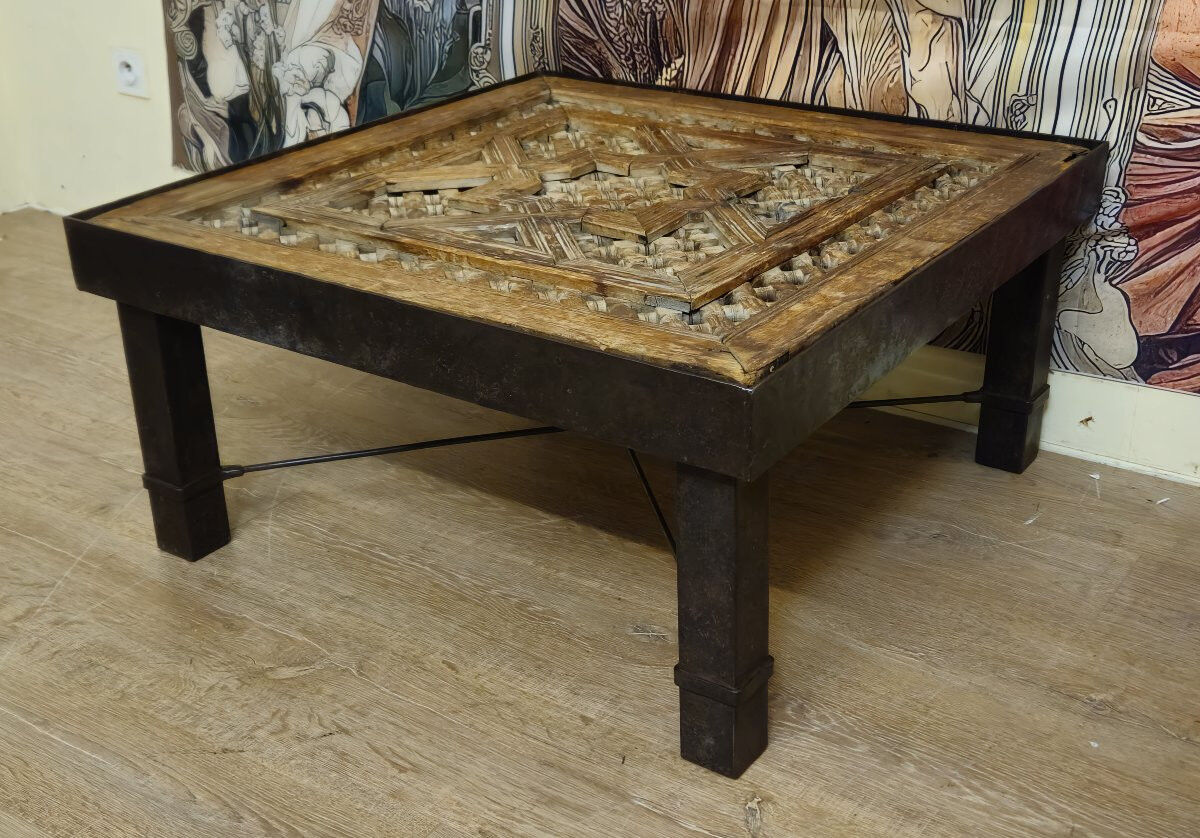 Coffee table / living room table with a sculpted top – Handcrafted – 20th century