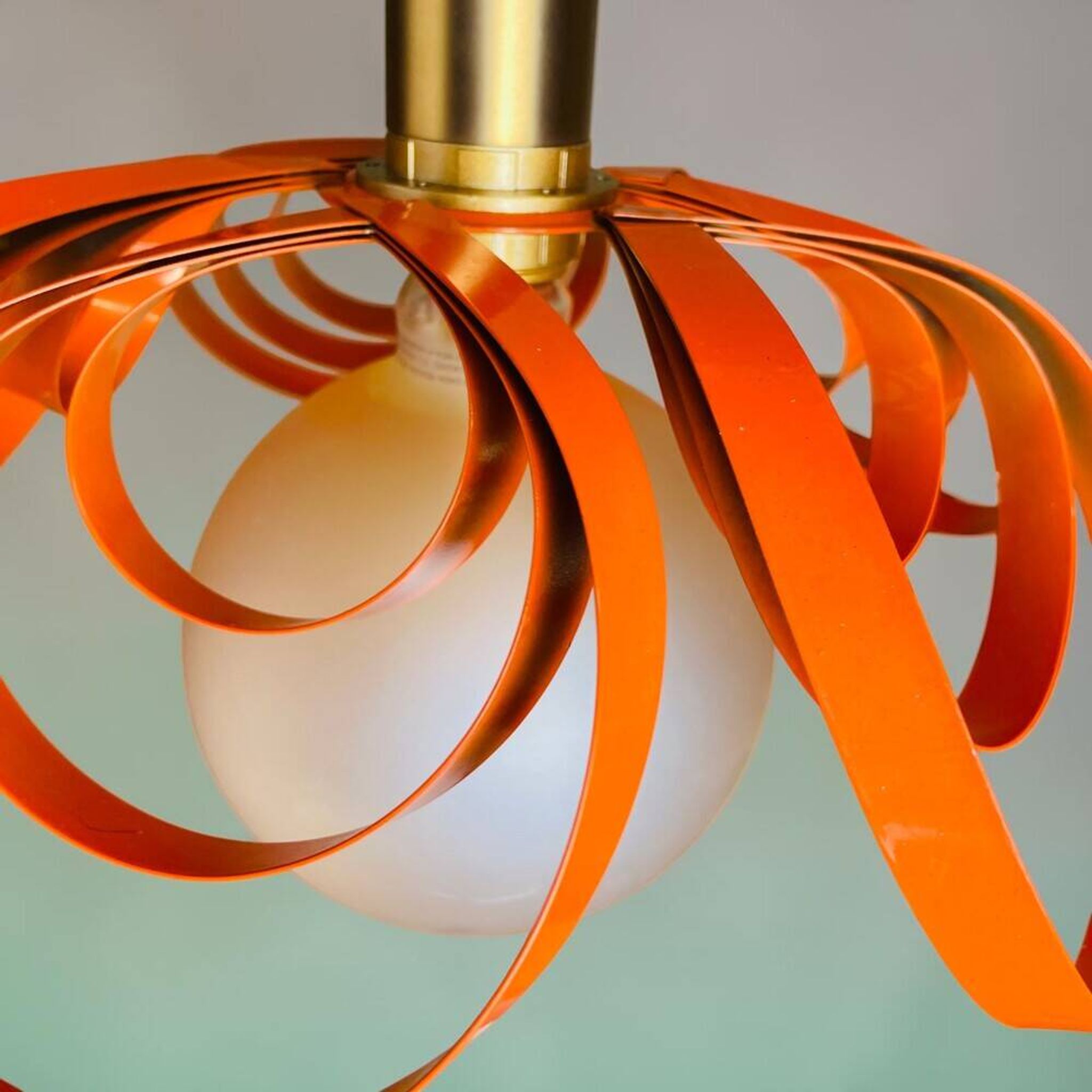 Lampe en métal orange moderne française avec un ruban