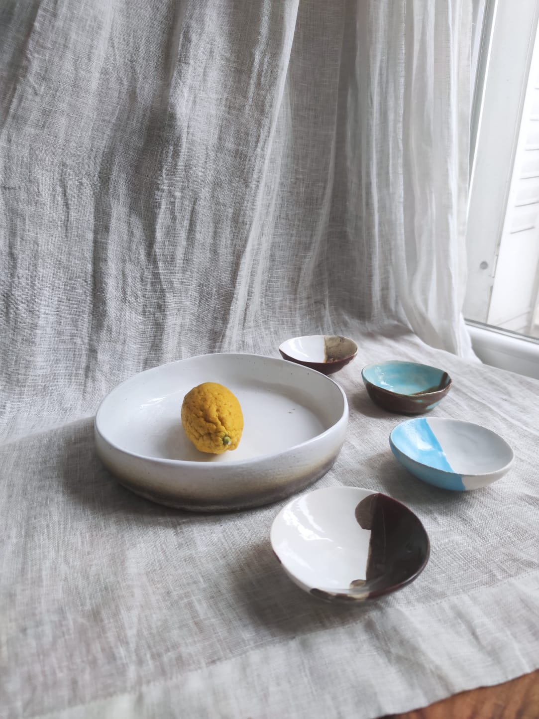 Large dish in white ceramic and earth