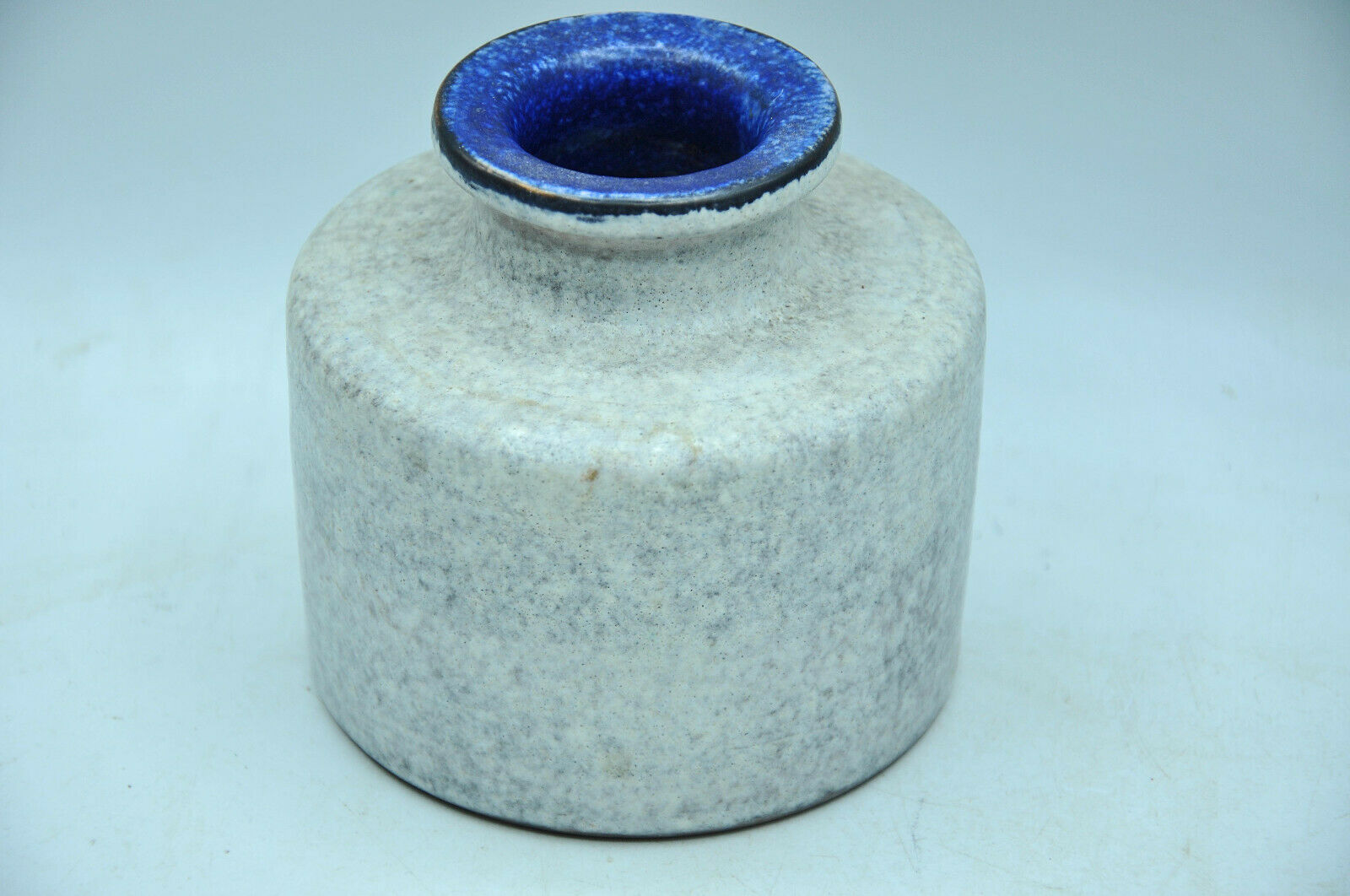 Vase pièce de forme en grés signé à identifier design contemporain collection