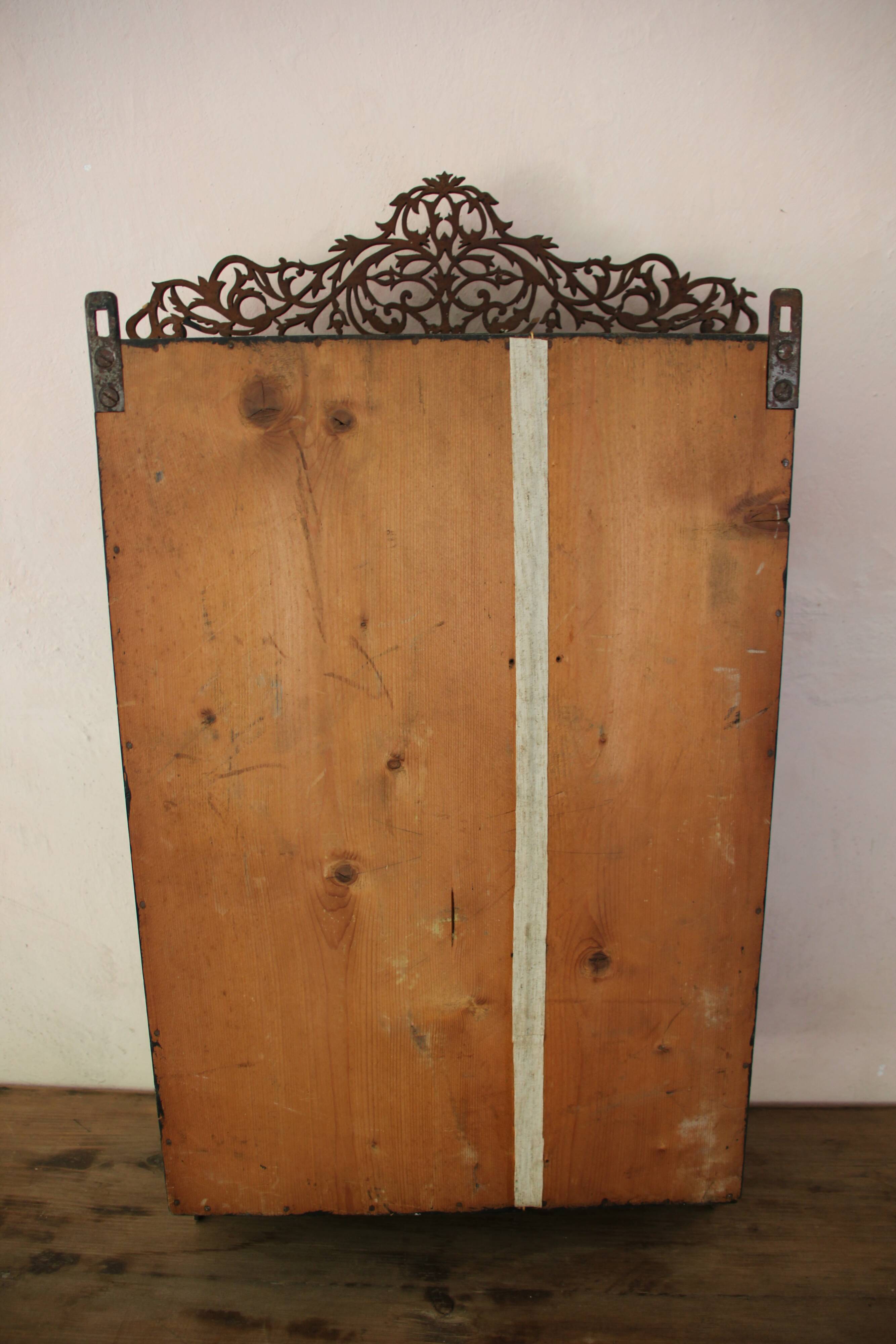 Wall cabinet to hang