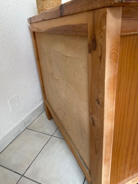 Wooden chest of drawers