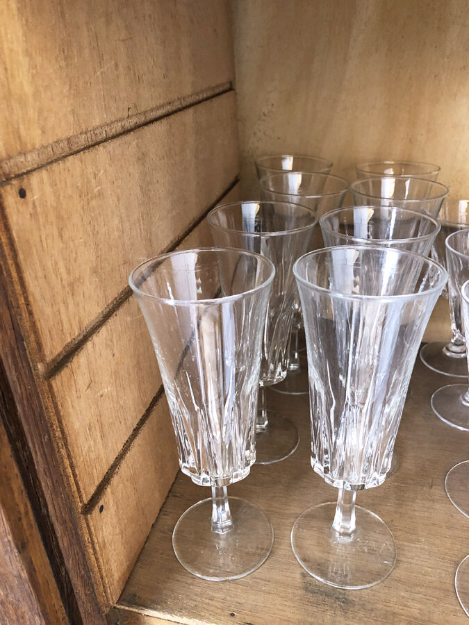 8 molded glass champagne flutes, 1970